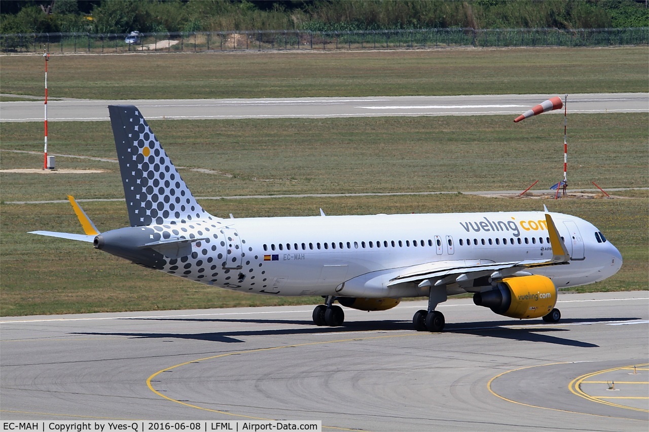 EC-MAH, 2014 Airbus A320-214 C/N 6039, Airbus A320-214, Ready to take off rwy 31R, Marseille-Provence Airport (LFML-MRS)