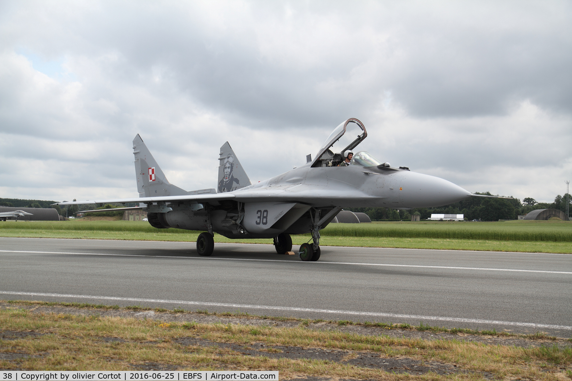 38, Mikoyan-Gurevich MiG-29 C/N 2960532038, note the tail art !
