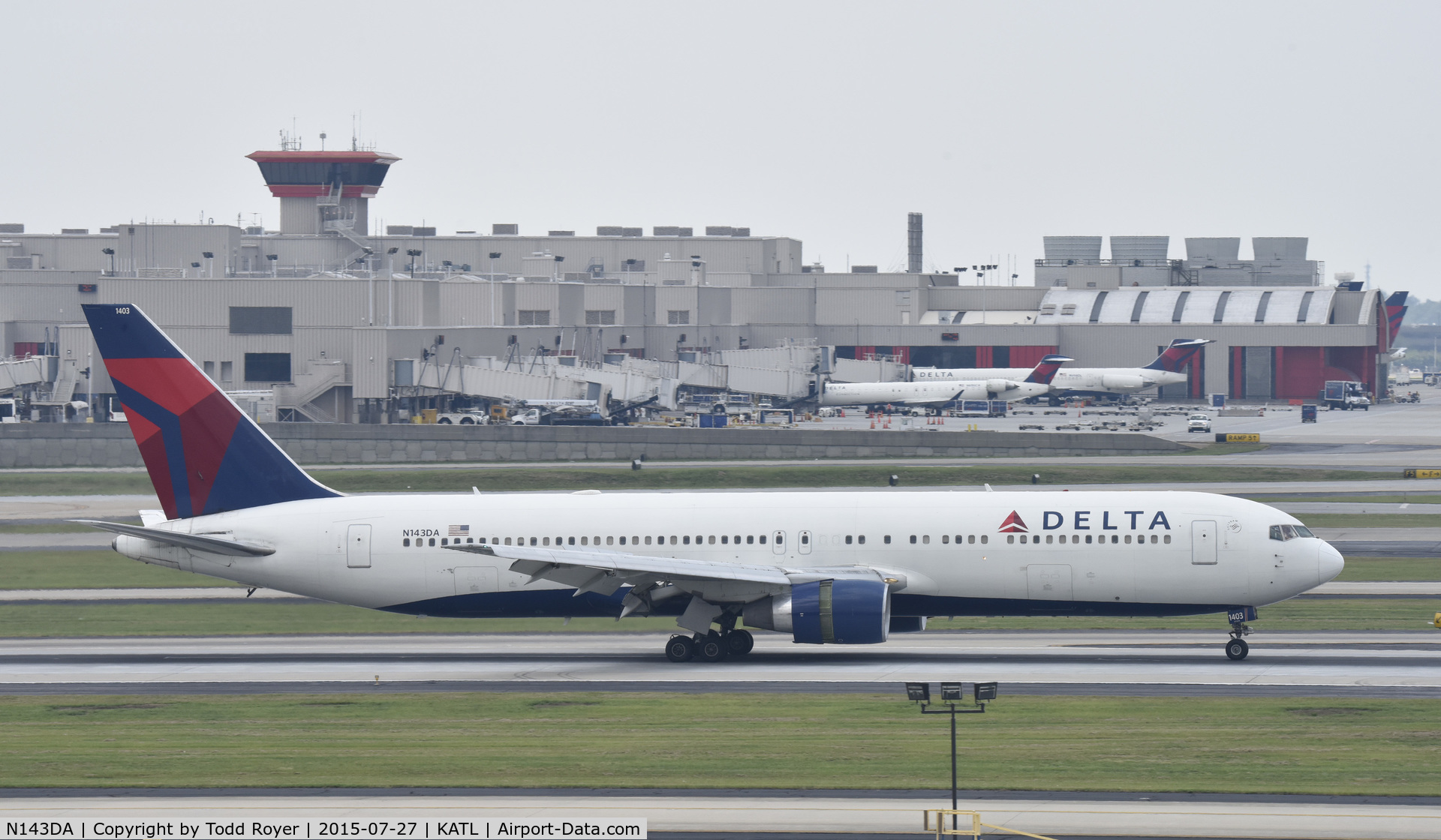 N143DA, 1998 Boeing 767-332 C/N 25991, Arriving at Atlanta