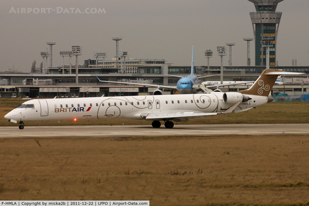F-HMLA, 2010 Bombardier CRJ-1000EL NG (CL-600-2E25) C/N 19004, Taxiing