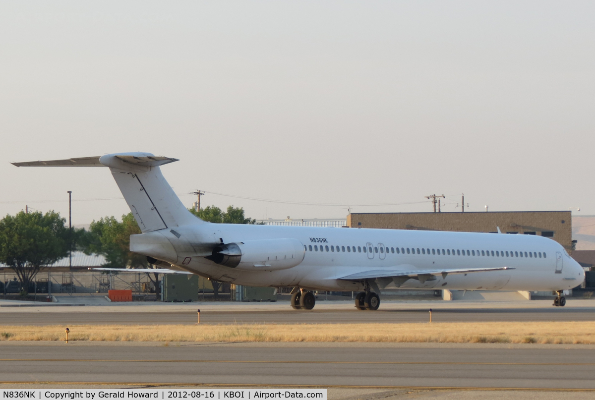 N836NK, 1990 McDonnell Douglas MD-83 (DC-9-83) C/N 53045, Taxi on Kilo.