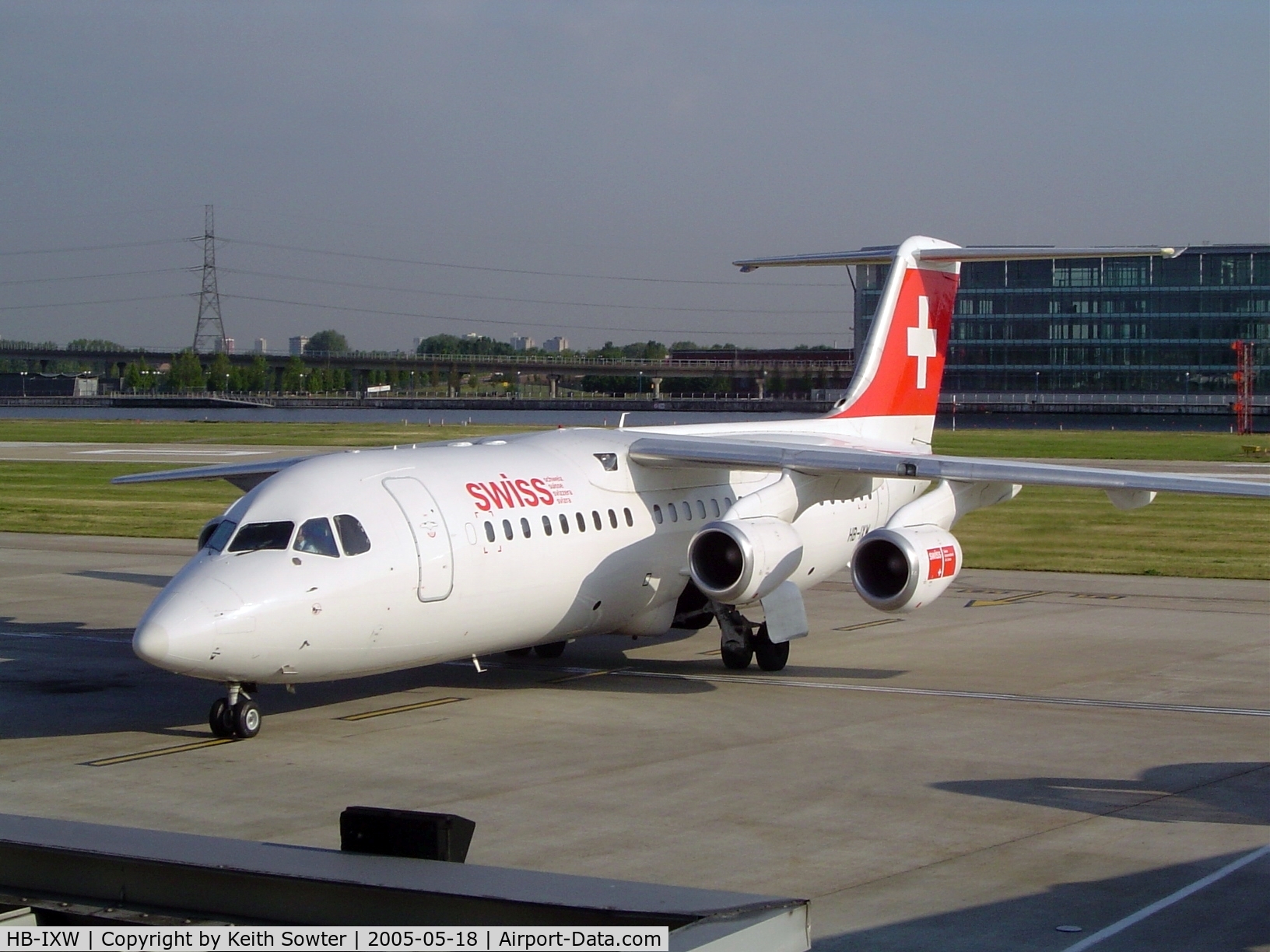 HB-IXW, 1995 British Aerospace Avro 146-RJ100 C/N E3272, London City Airport