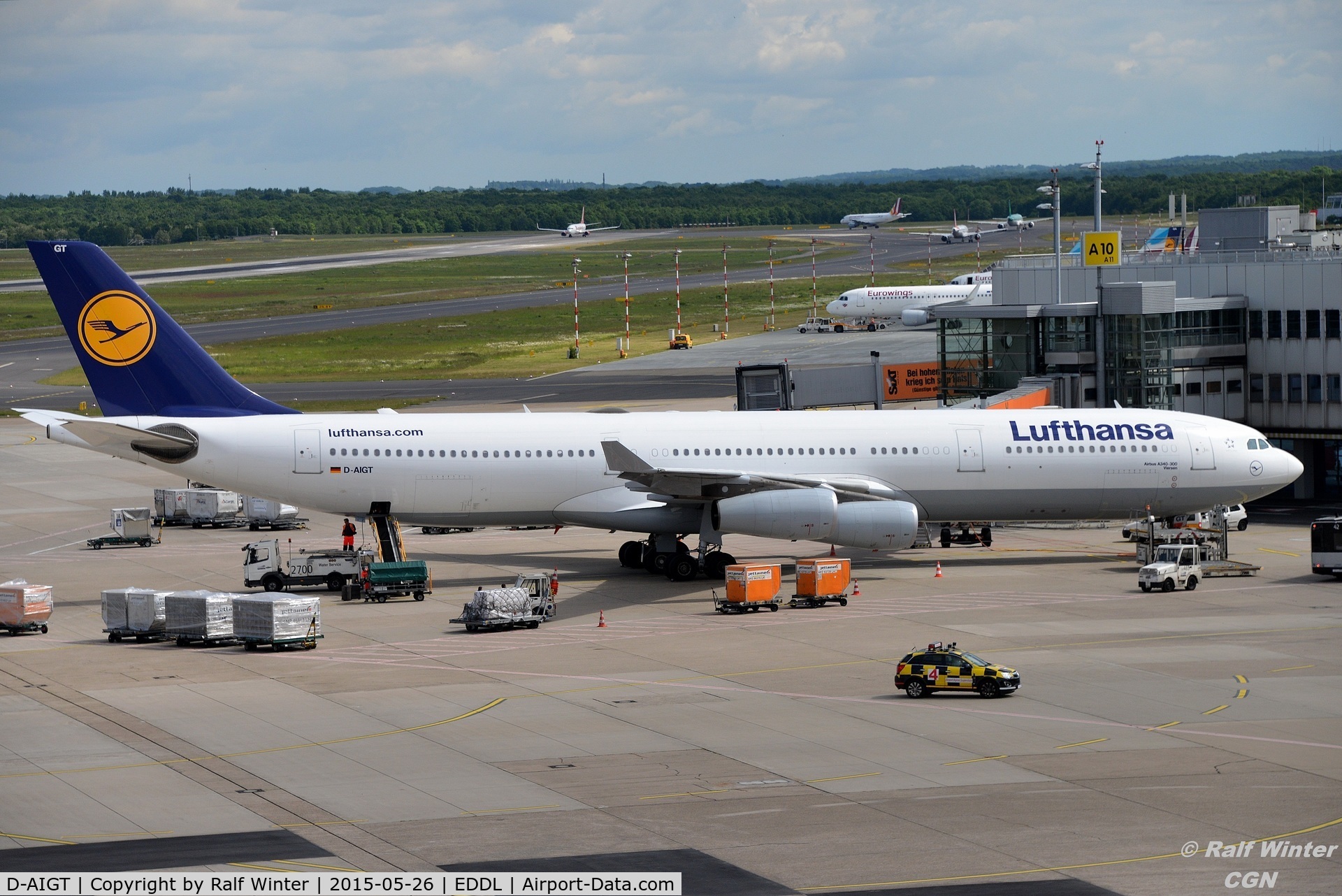 D-AIGT, 1999 Airbus A340-313 C/N 304, Airbus A340-313 - LH DLH Lufthansa 'Viersen' - D-AIGT - 26.05.2015 - DUS