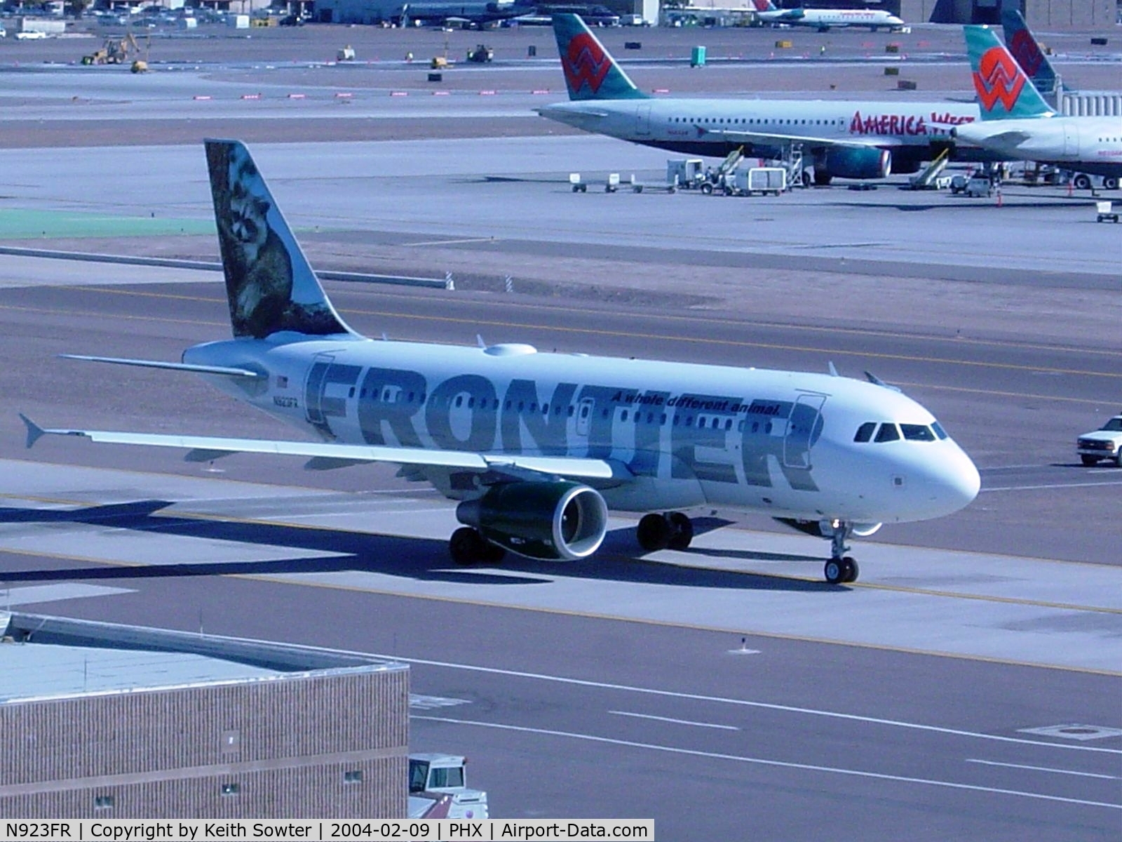 N923FR, 2003 Airbus A319-111 C/N 2019, Taxying over the Skybridge