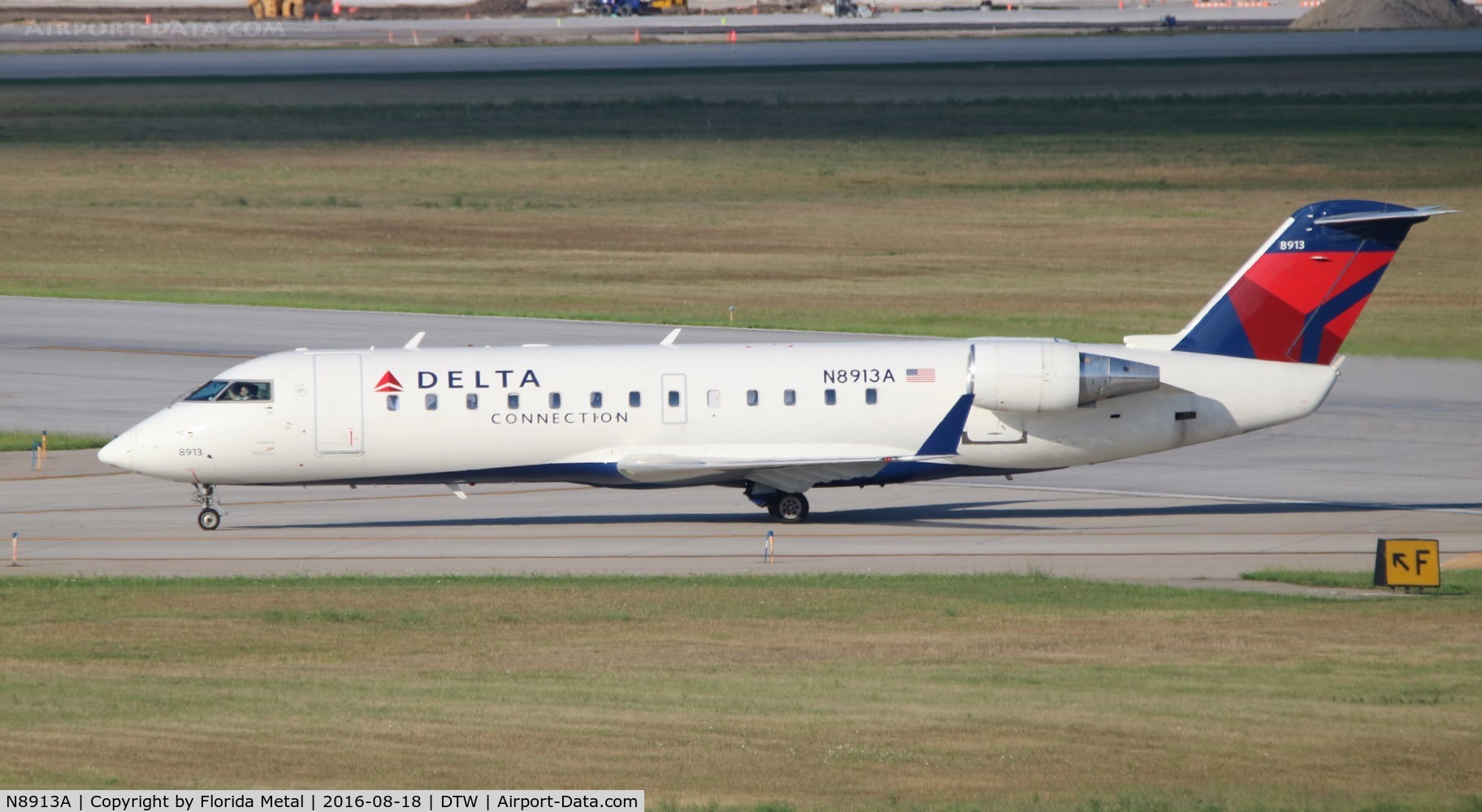 N8913A, 2004 Bombardier CRJ-200 (CL-600-2B19) C/N 7913, Delta Connection