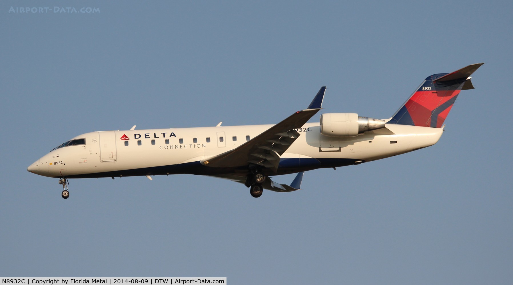 N8932C, 2004 Bombardier CRJ-200 (CL-600-2B19) C/N 7932, Delta Connection