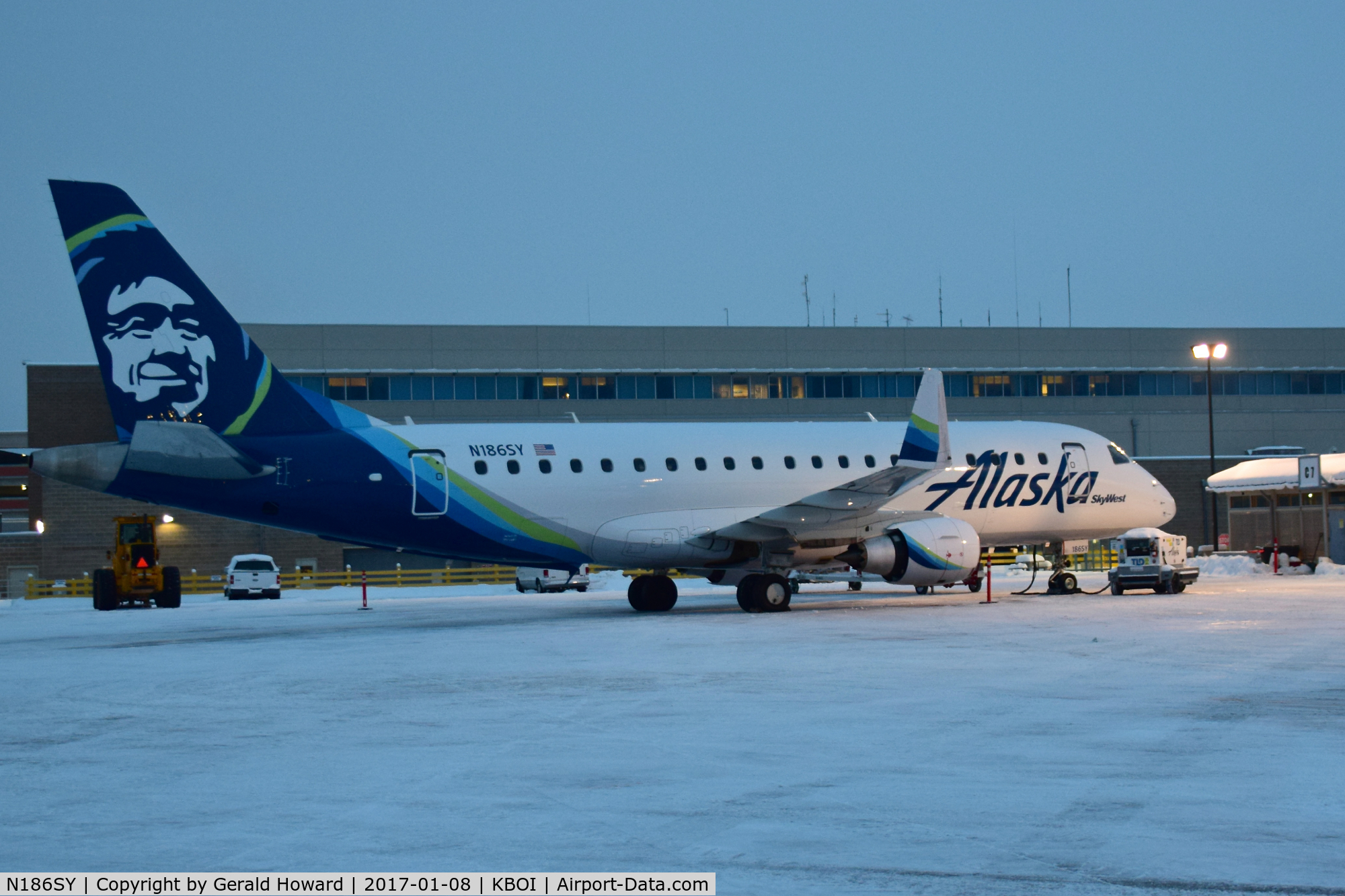 N186SY, 2016 Embraer 175LR (ERJ-170-200LR) C/N 17000606, Parked at the Alaska Airlines Gate C-7 awaiting the morning flight.