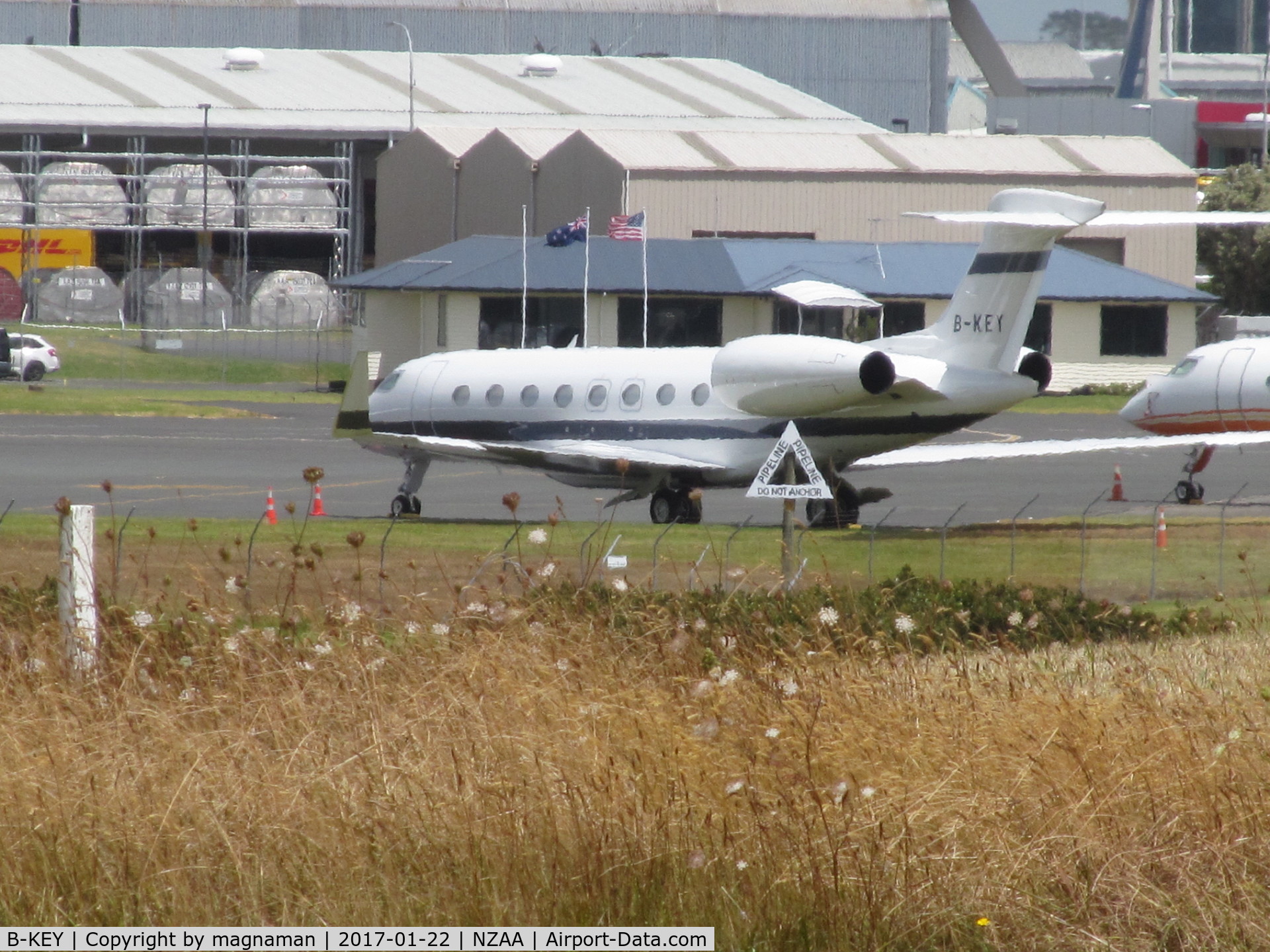 B-KEY, 2014 Gulfstream Aerospace G650 (G-VI) C/N 6098, long range view from public viewing car park off puhunui road