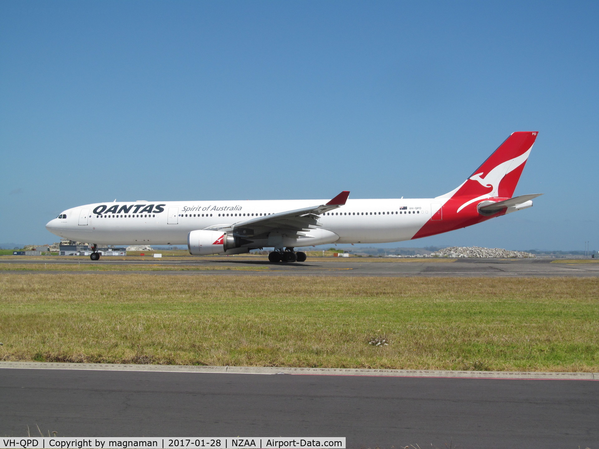 VH-QPD, 2004 Airbus A330-303 C/N 0574, leaving for Oz