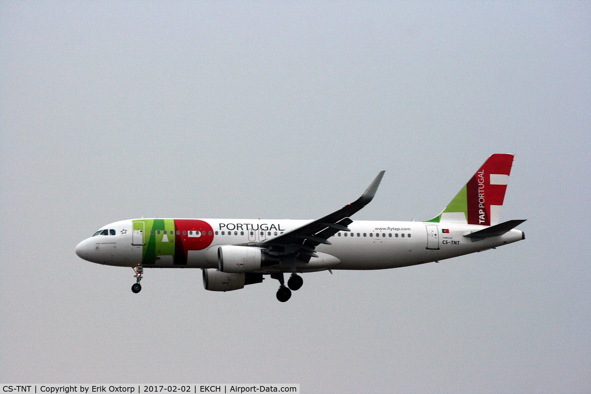 CS-TNT, 2009 Airbus A320-214 C/N 4095, CS-TNT landing rw 22L