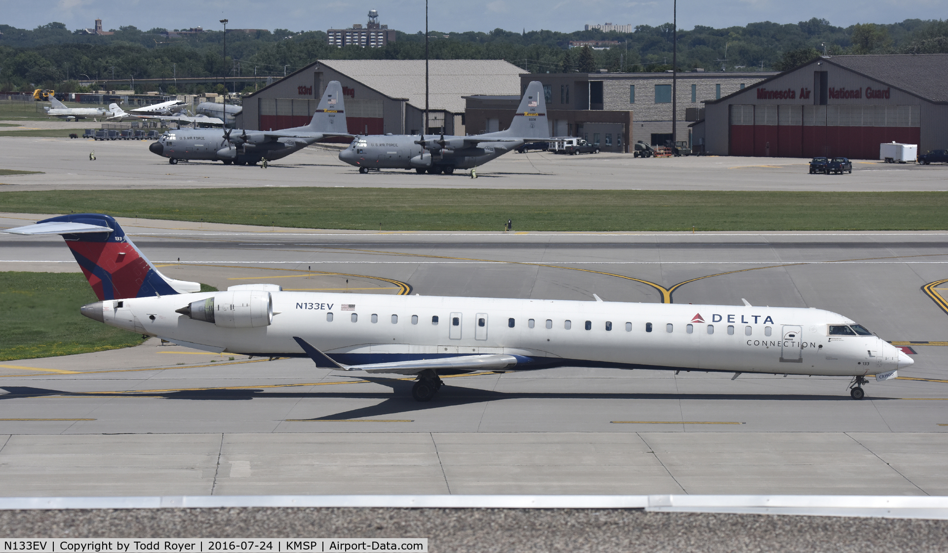N133EV, 2009 Bombardier CRJ-900ER (CL-600-2D24) C/N 15222, Taxiing at Minneapolis