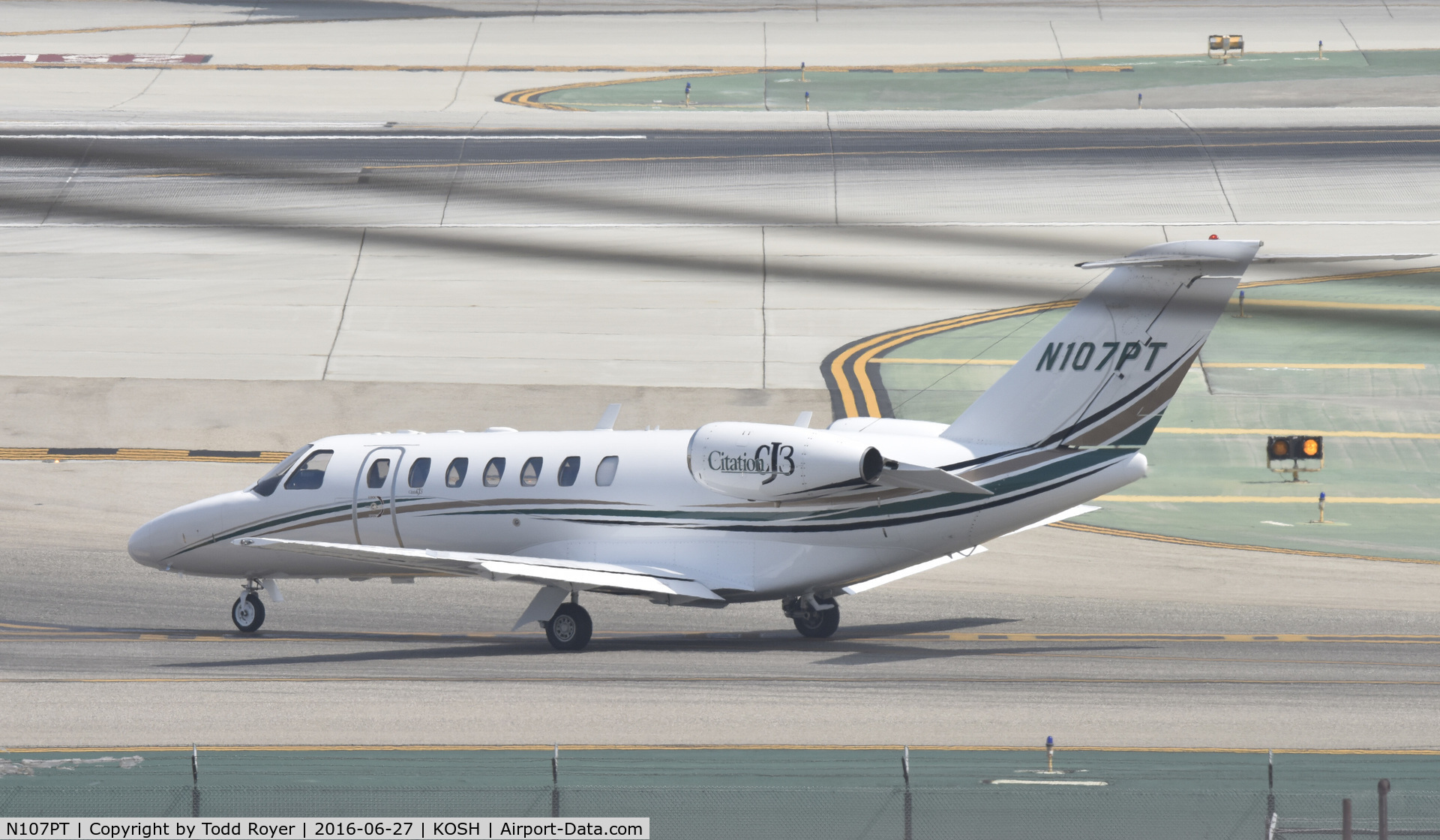 N107PT, 2006 Cessna 525B CitationJet CJ3 C/N 525B0127, Taxiing for departure at LAX