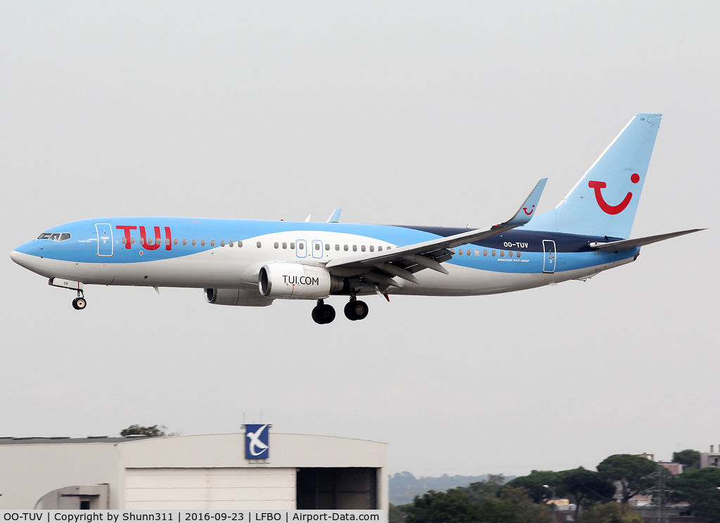 OO-TUV, 2011 Boeing 737-86J C/N 36883, Landing rwy 32R with TUI titles...