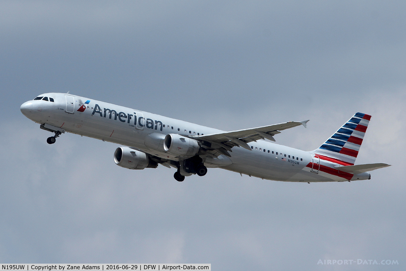 N195UW, 2008 Airbus A321-211 C/N 3633, American Airlines departing DFW