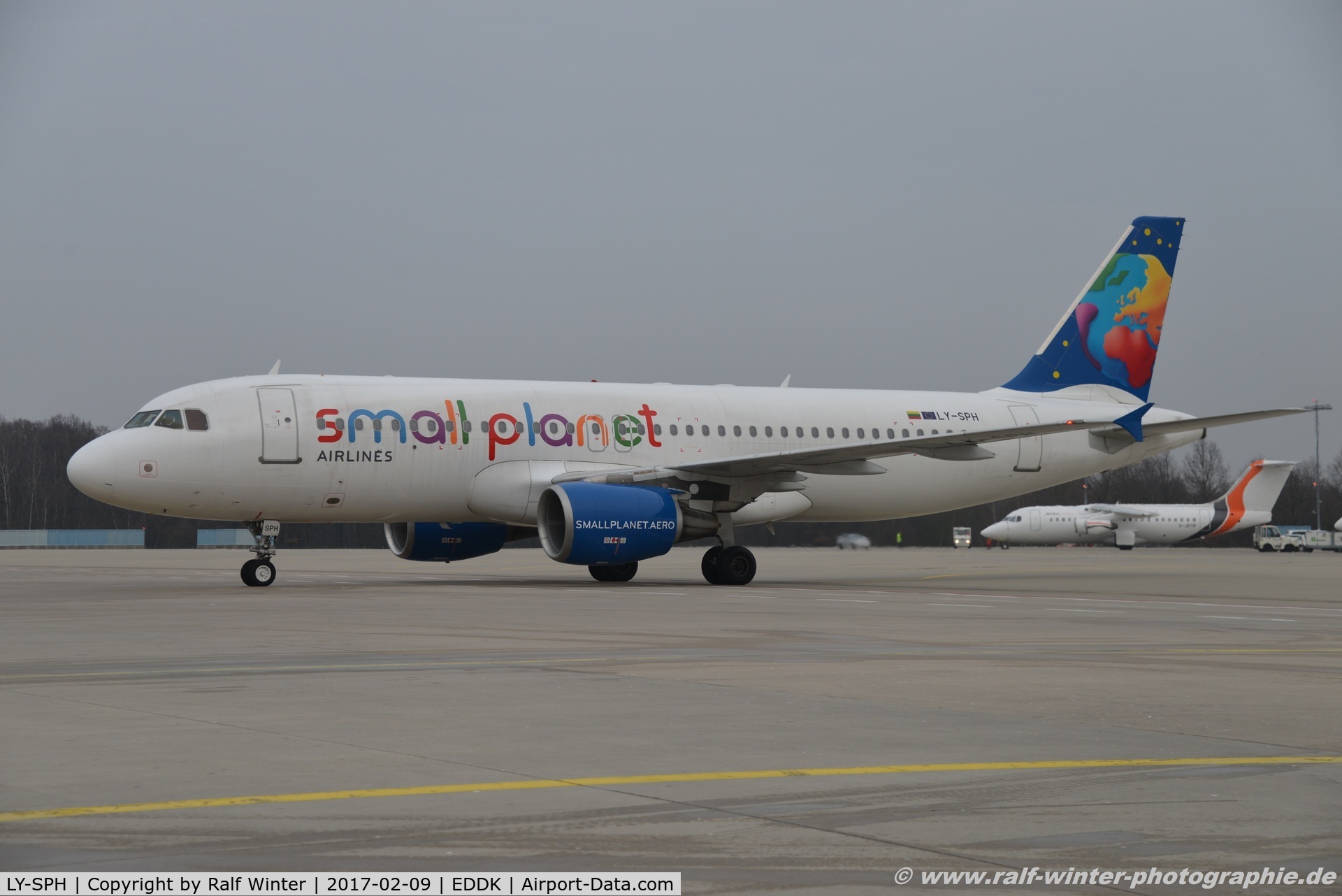 LY-SPH, 1998 Airbus A320-214 C/N 883, Airbus A320-214 - LLC Small Planet Airlines - 883 - LY-SPH - 09.02.2017 - CGN