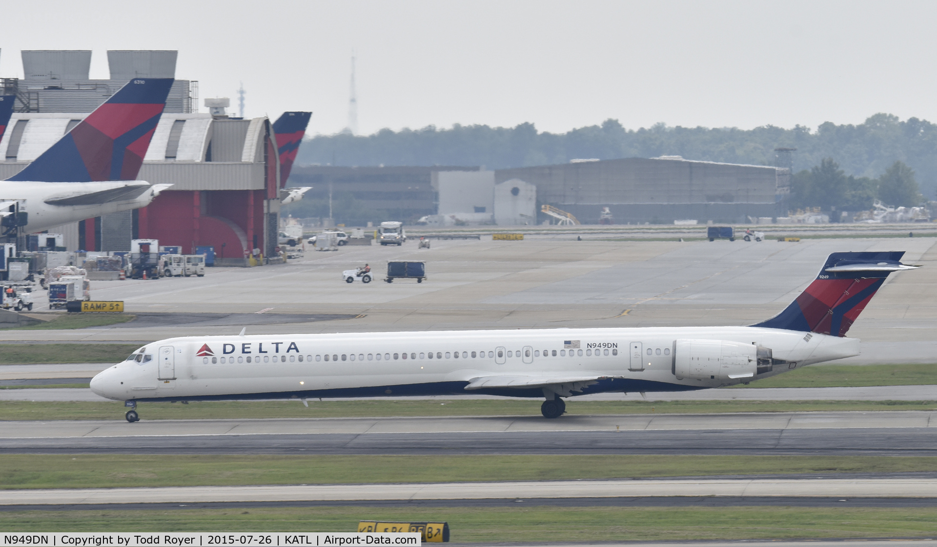N949DN, 1997 McDonnell Douglas MD-90-30 C/N 53358, Departing Atlanta
