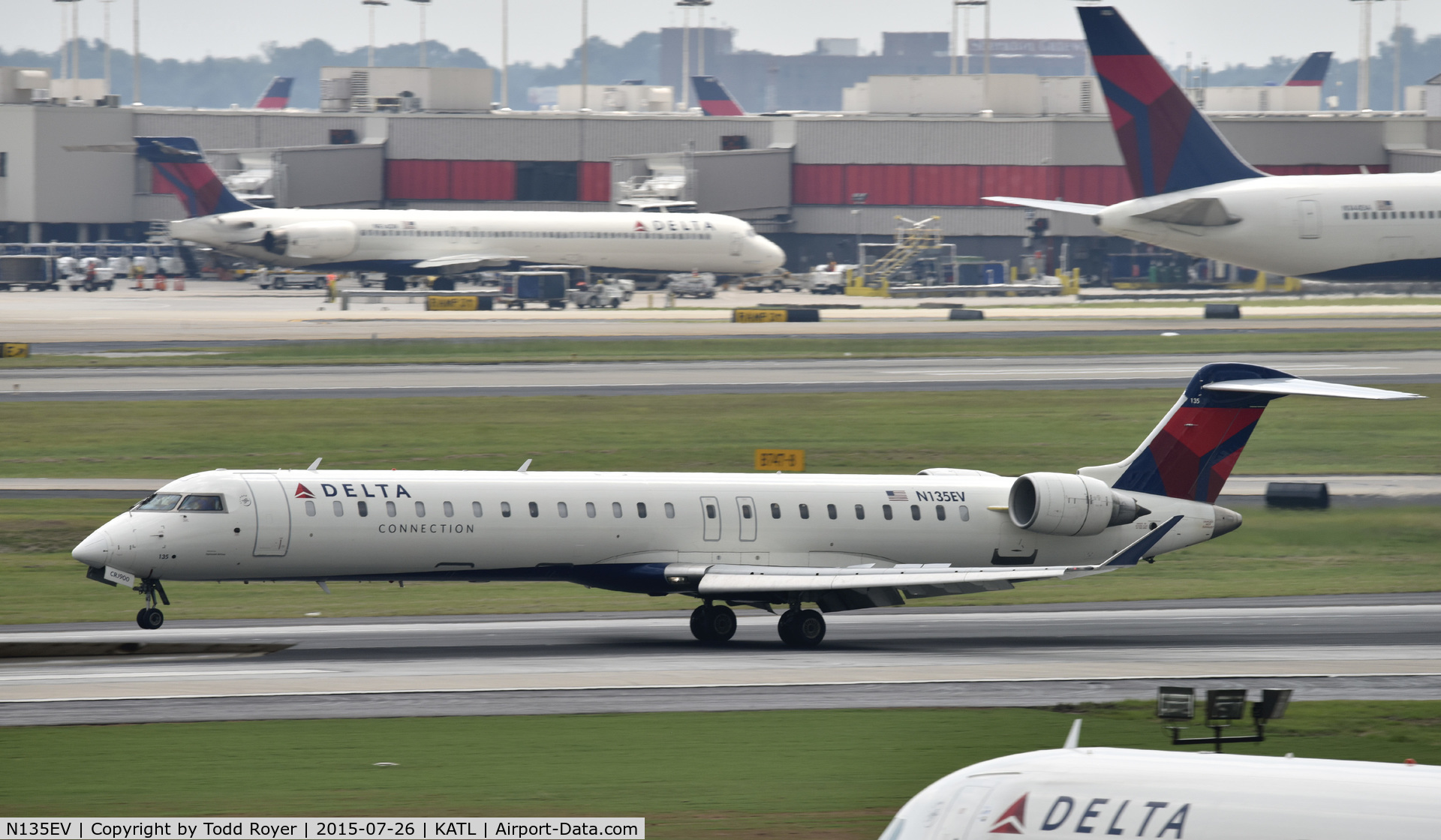 N135EV, 2009 Bombardier CRJ-900ER (CL-600-2D24) C/N 15225, Arriving at Atlanta