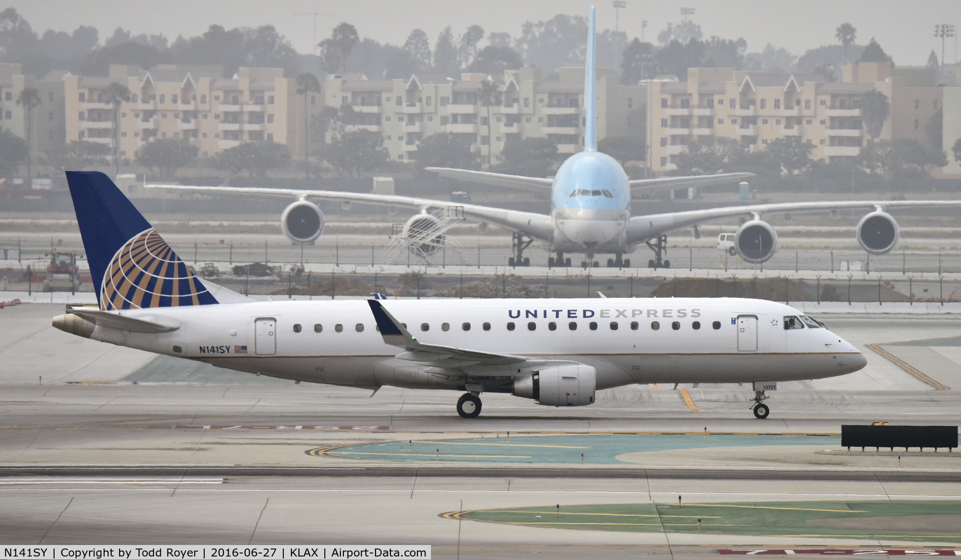 N141SY, 2015 Embraer 175LR (ERJ-170-200LR) C/N 17000472, Taxiing to gate at LAX