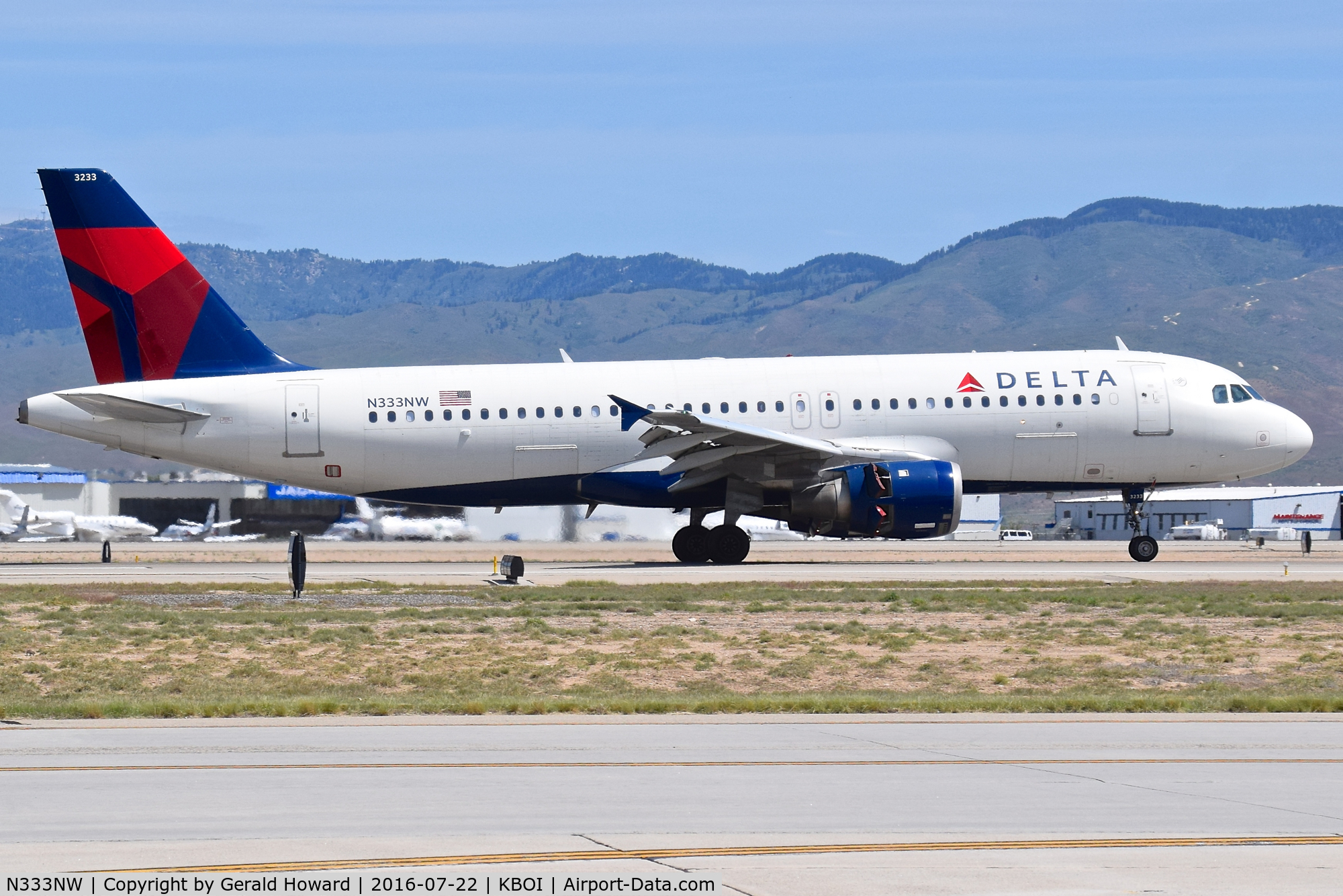 N333NW, 1992 Airbus A320-211 C/N 329, Landing roll out on RWY 10R.