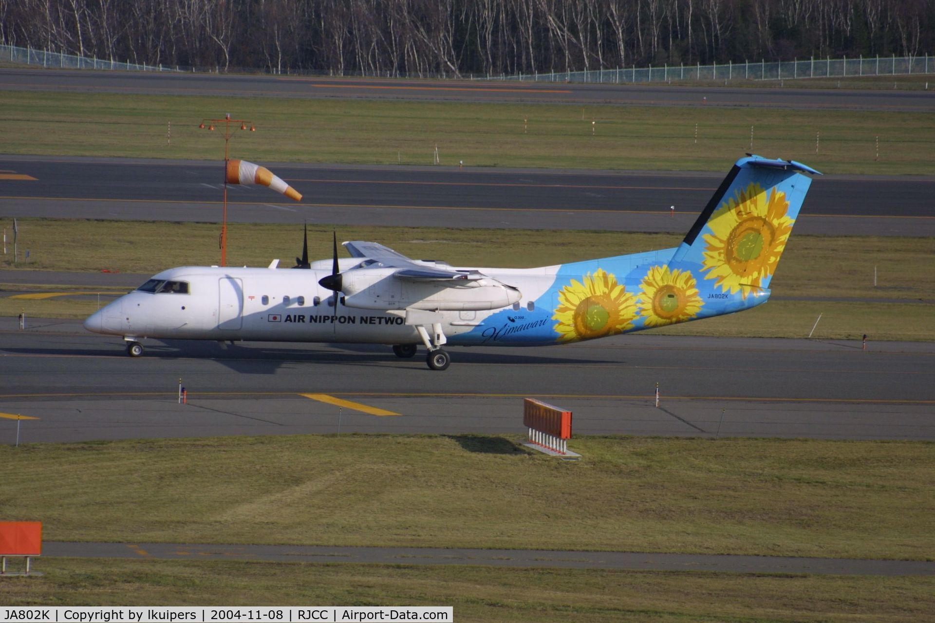 JA802K, 2001 De Havilland Canada DHC-8-314Q Dash 8 C/N 577, At Sapporo Chitose on a sunny November afternoon in 2004
