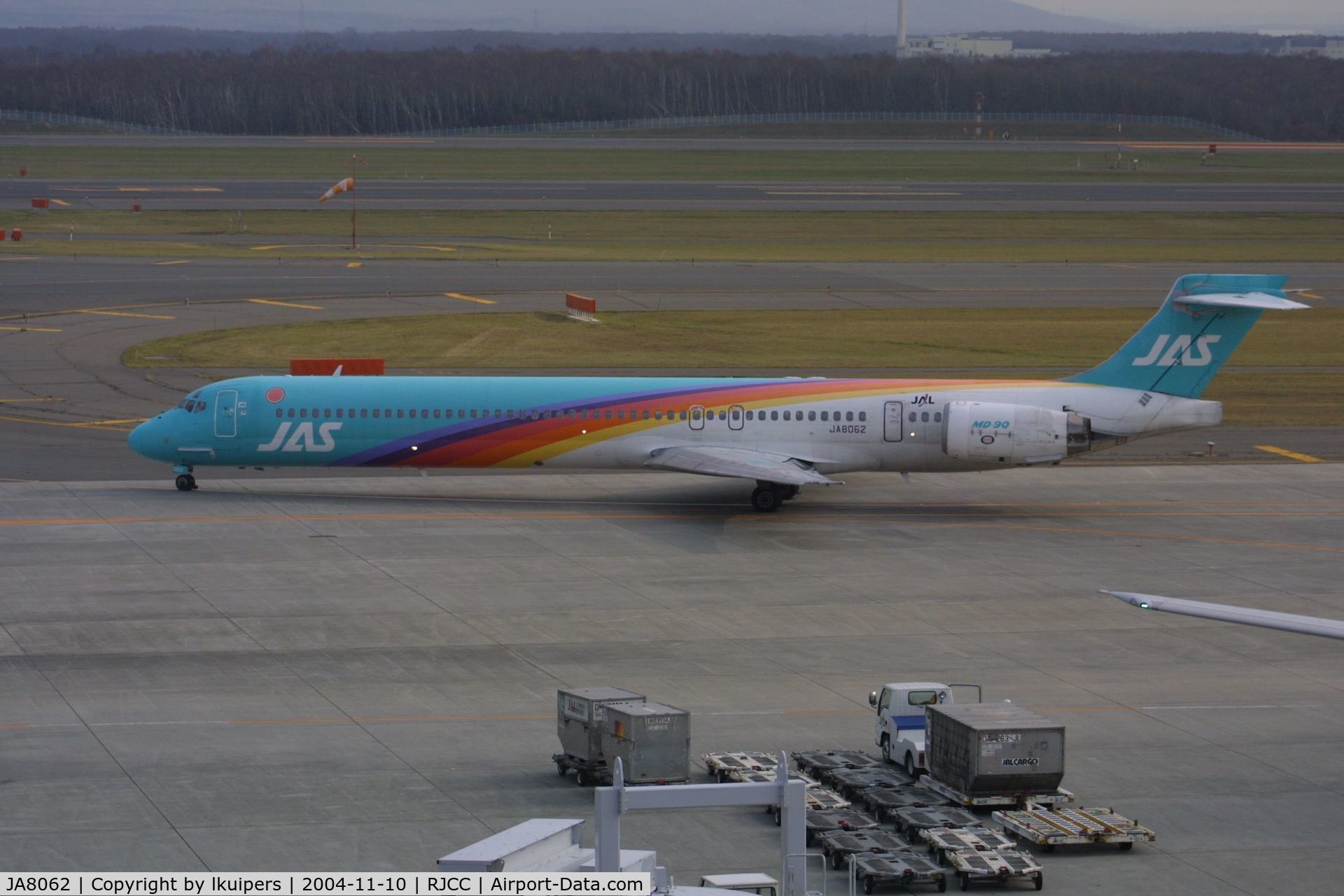 JA8062, McDonnell Douglas MD-90-30 C/N 53352, Still in the old and colourful livery of Japan Air Service, which has been taken over by JAL some time ago.