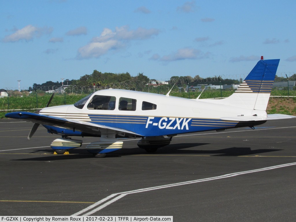 F-GZXK, Piper PA-28-181 ARCHER C/N 28-90094, Parked