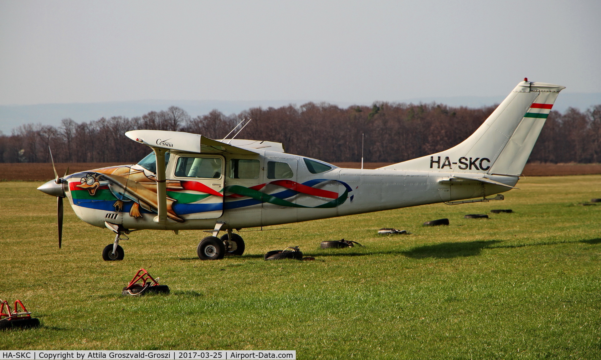 HA-SKC, Cessna P206E Super Skylane C/N P206-00618, Siófok-Kiliti/Papkutapuszta Airfield, Hungary