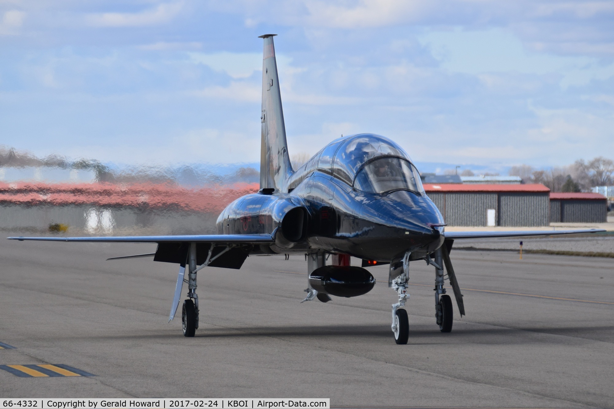 66-4332, 1966 Northrop T-38A Talon C/N N.5908, Taxiing from south GA ramp. 9th Recon Wing, Beale AFB, CA.