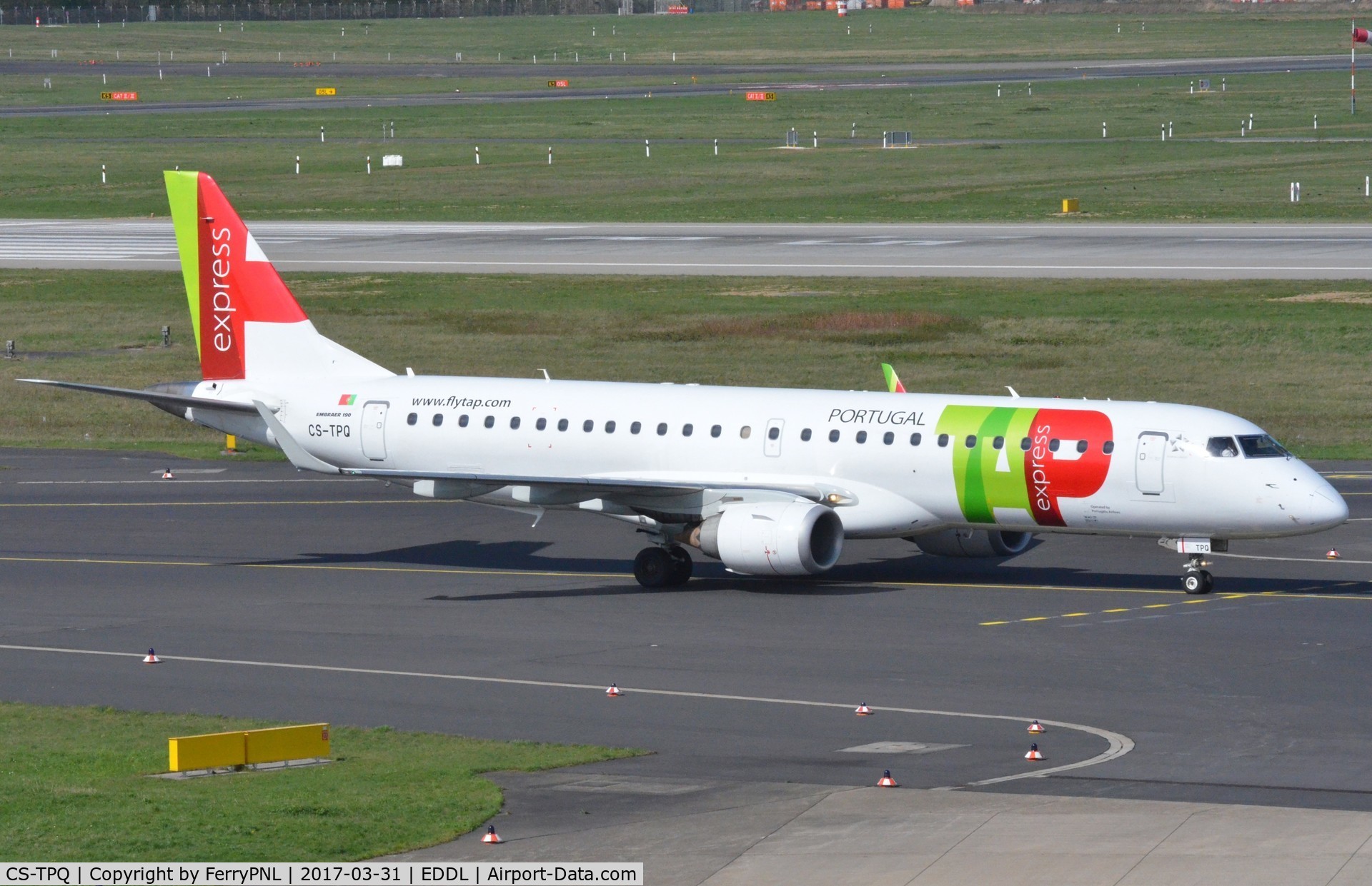 CS-TPQ, 2011 Embraer 190LR (ERJ-190-100LR) C/N 19000450, TAP Express ERJ190 taxying to its gate.