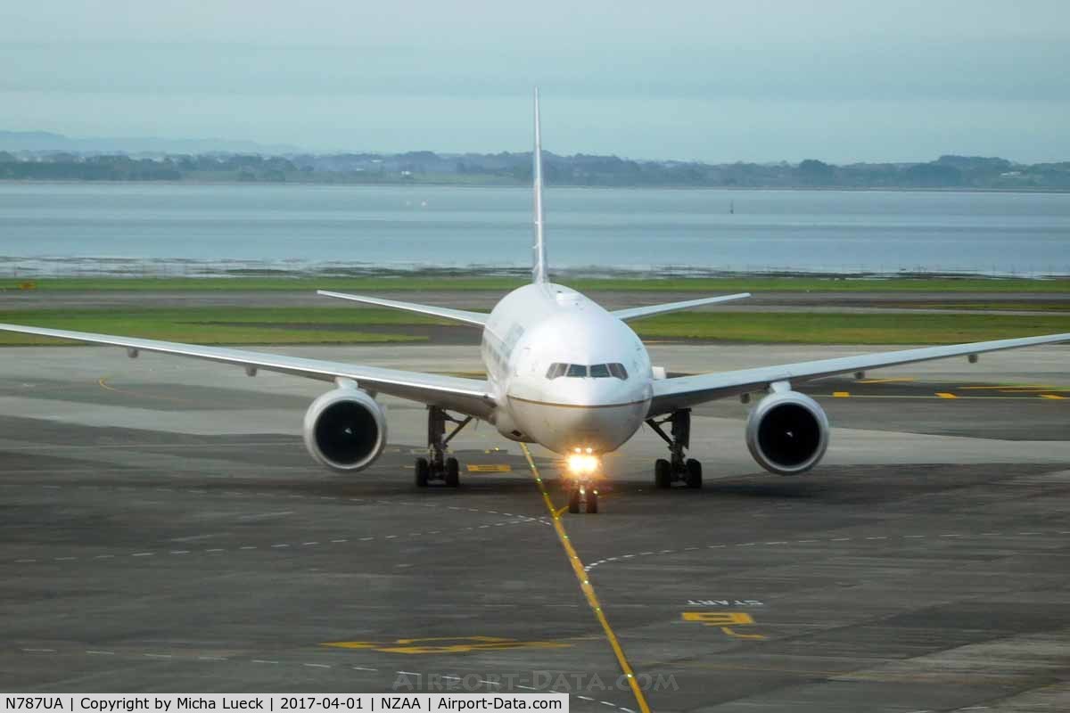 N787UA, 1997 Boeing 777-222 C/N 26939, At Auckland