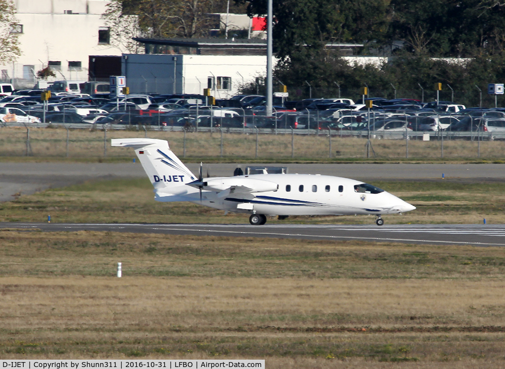 D-IJET, 2002 Piaggio P-180 Avanti C/N 1056, Lining up rwy 14L for departure...