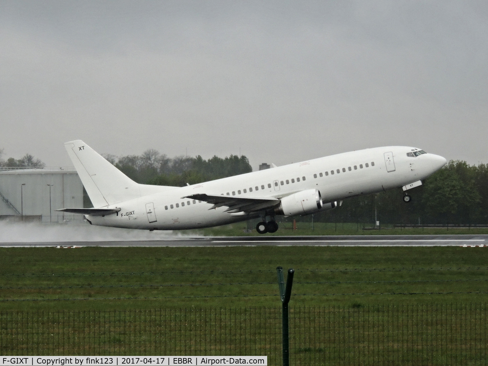 F-GIXT, 1997 Boeing 737-39M C/N 28898, taking of runway 07R