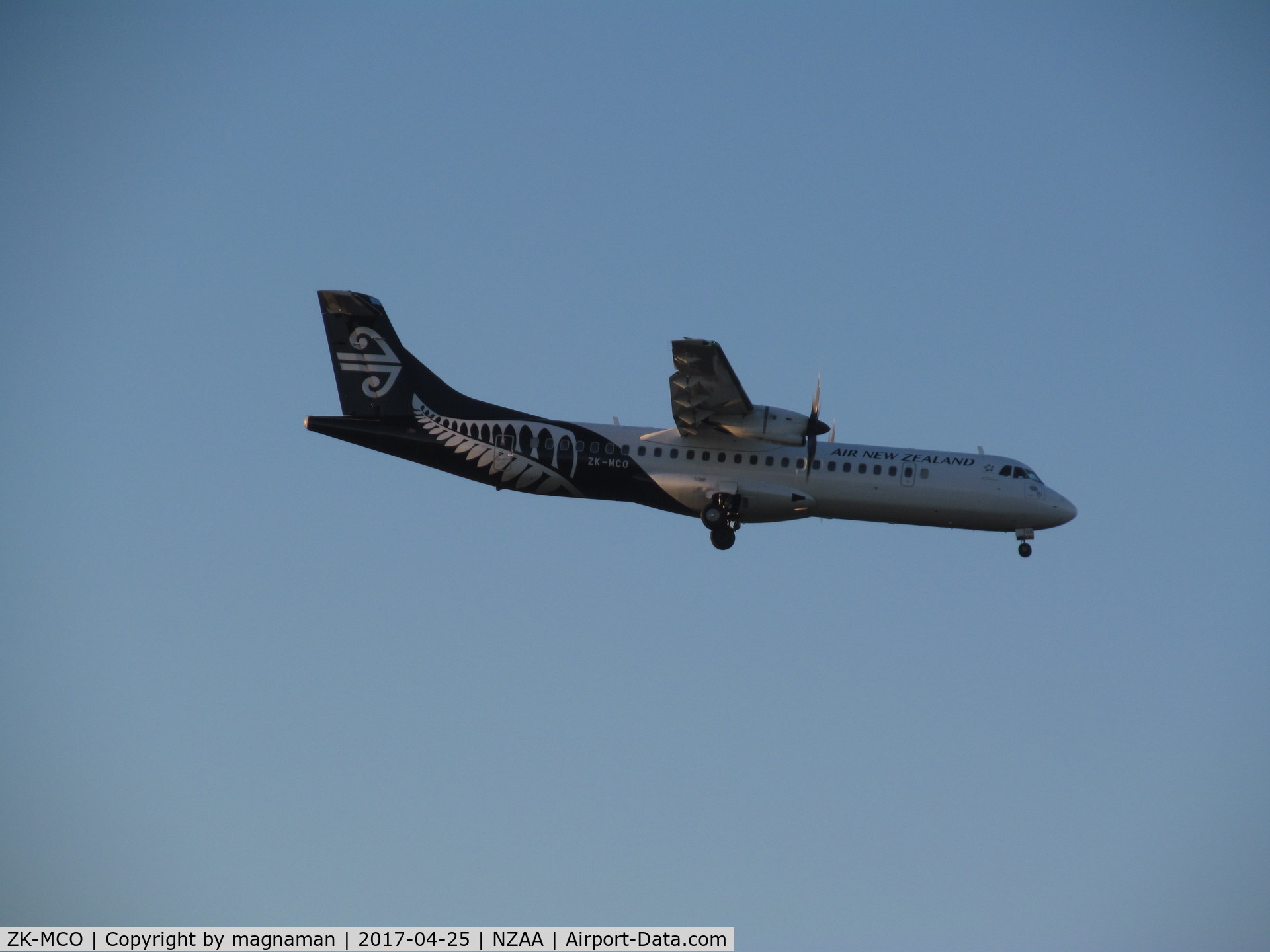 ZK-MCO, 1999 ATR 72-212A C/N 628, on finals to AKL