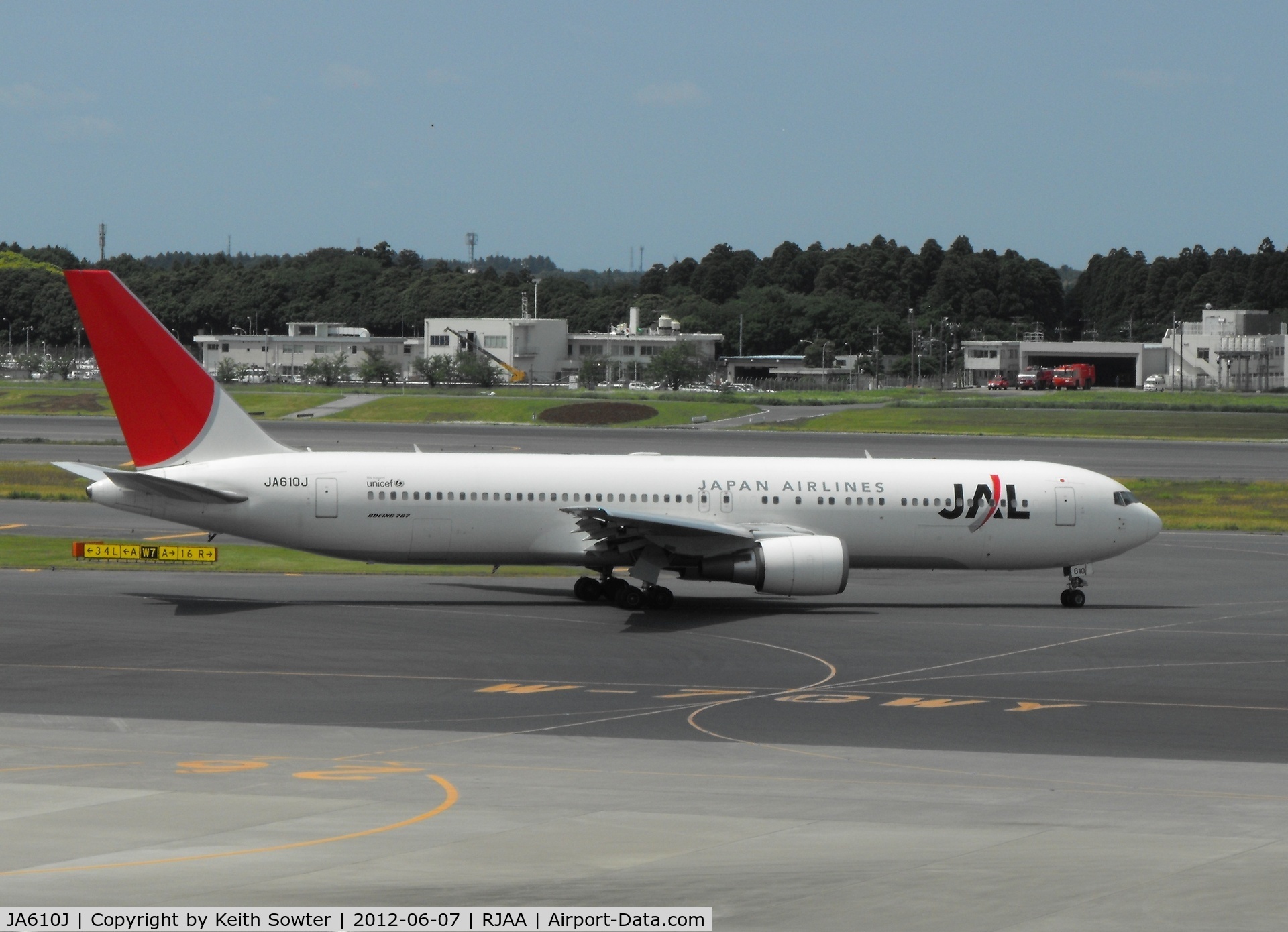 JA610J, 2004 Boeing 767-346/ER C/N 33846, Taxying for departure