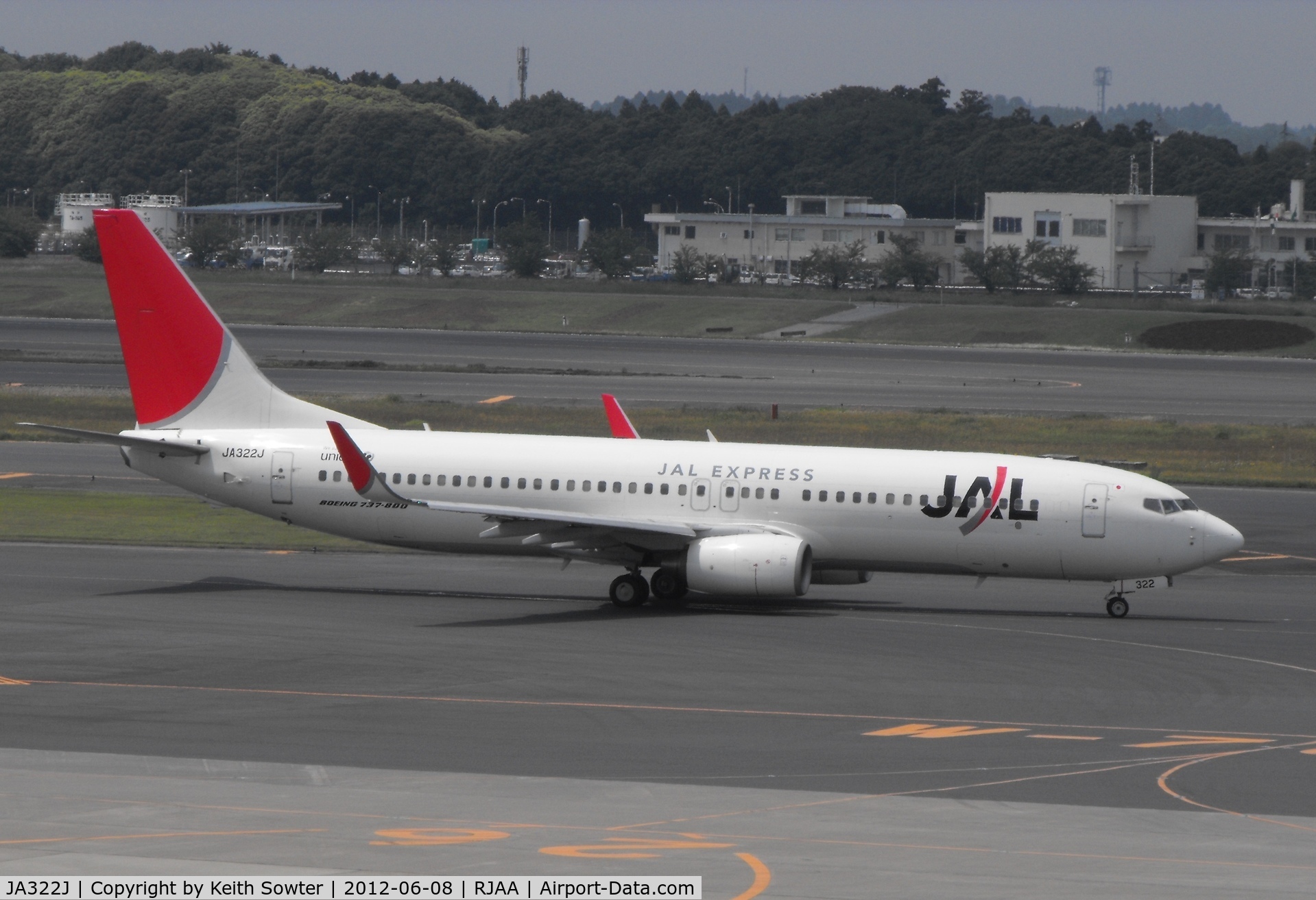 JA322J, 2009 Boeing 737-846 C/N 35351, Taxying for departure