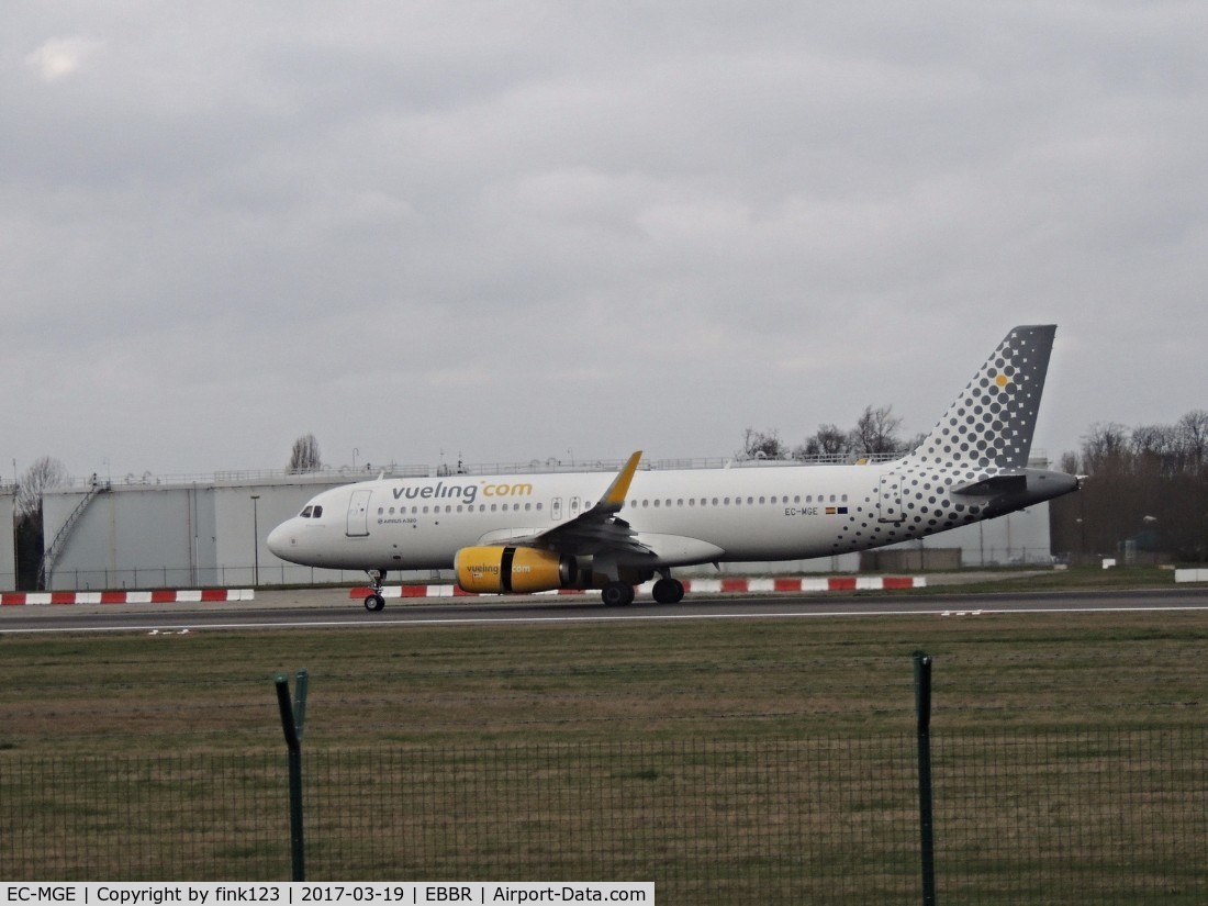 EC-MGE, 2015 Airbus A320-232 C/N 6607, VUELING slowing down on the runway