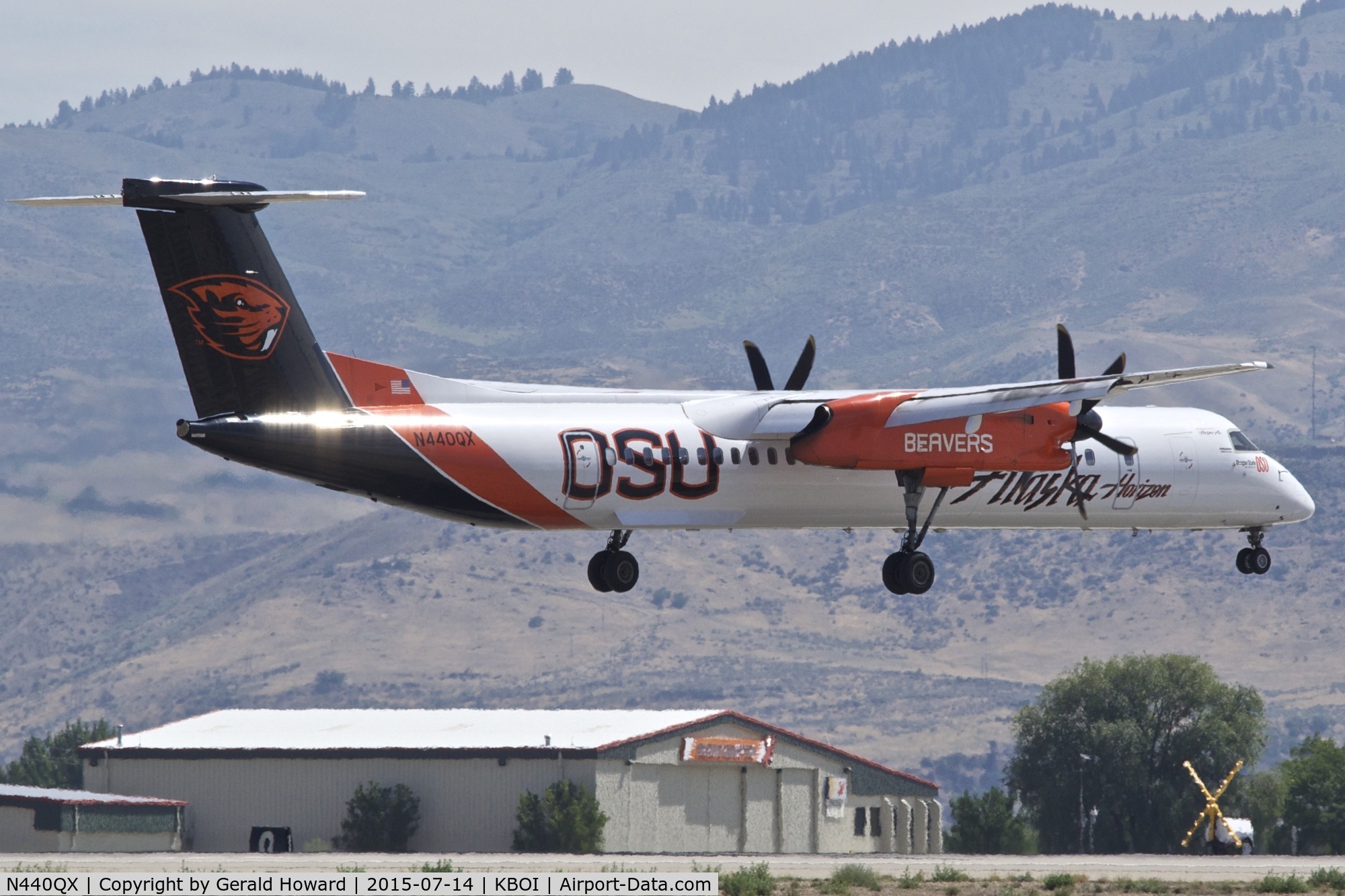 N440QX, 2010 Bombardier DHC-8-402 Dash 8 C/N 4347, Landing RWY 10R.