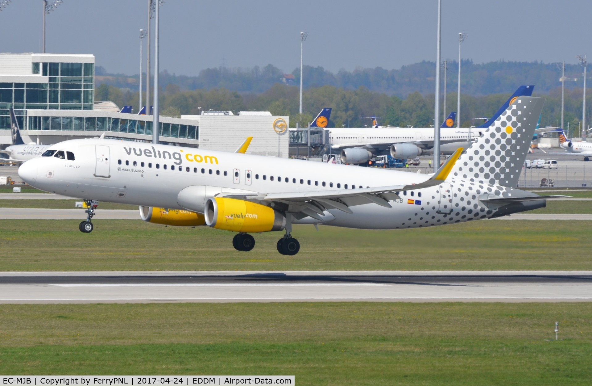 EC-MJB, 2015 Airbus A320-232 C/N 6883, Vueling A320