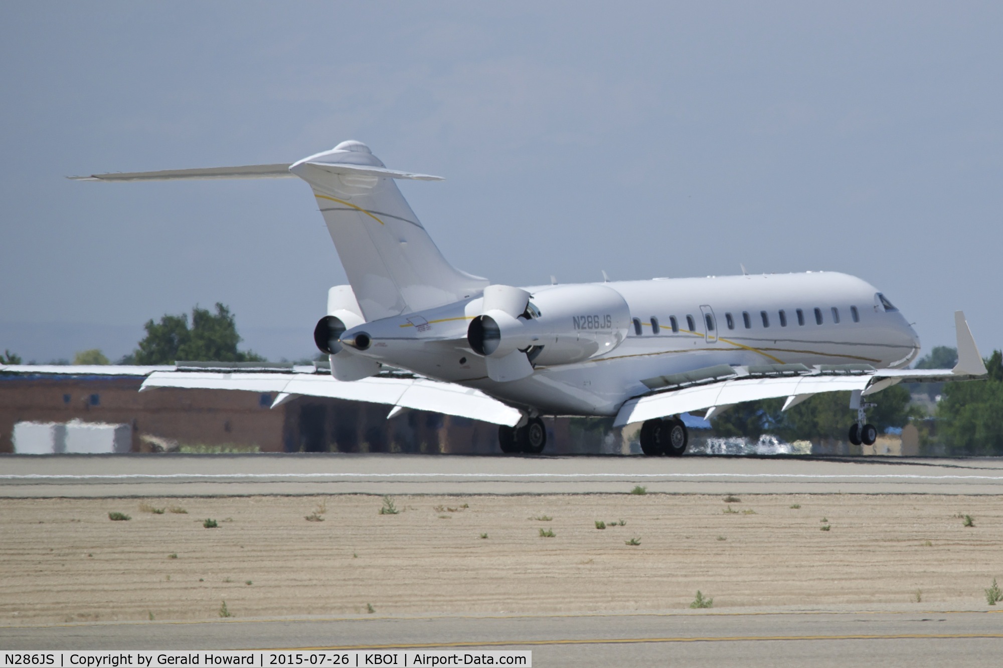 N286JS, 2012 Bombardier BD-700 1A11 Global 5000 C/N 9492, Landing roll our on RWY 28R.