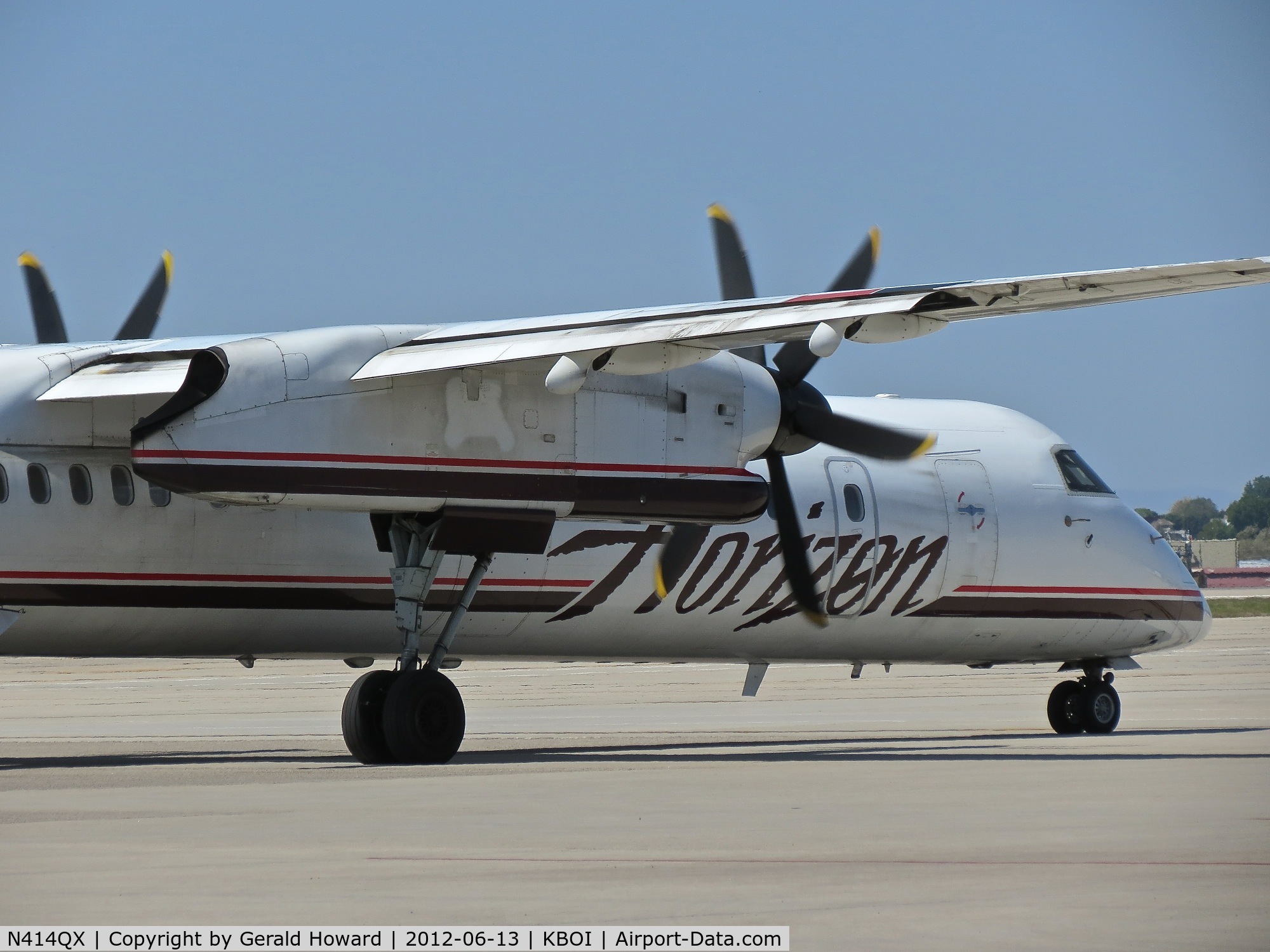 N414QX, 2002 Bombardier DHC-8-402 Dash 8 C/N 4061, Taxiing on Alpha.