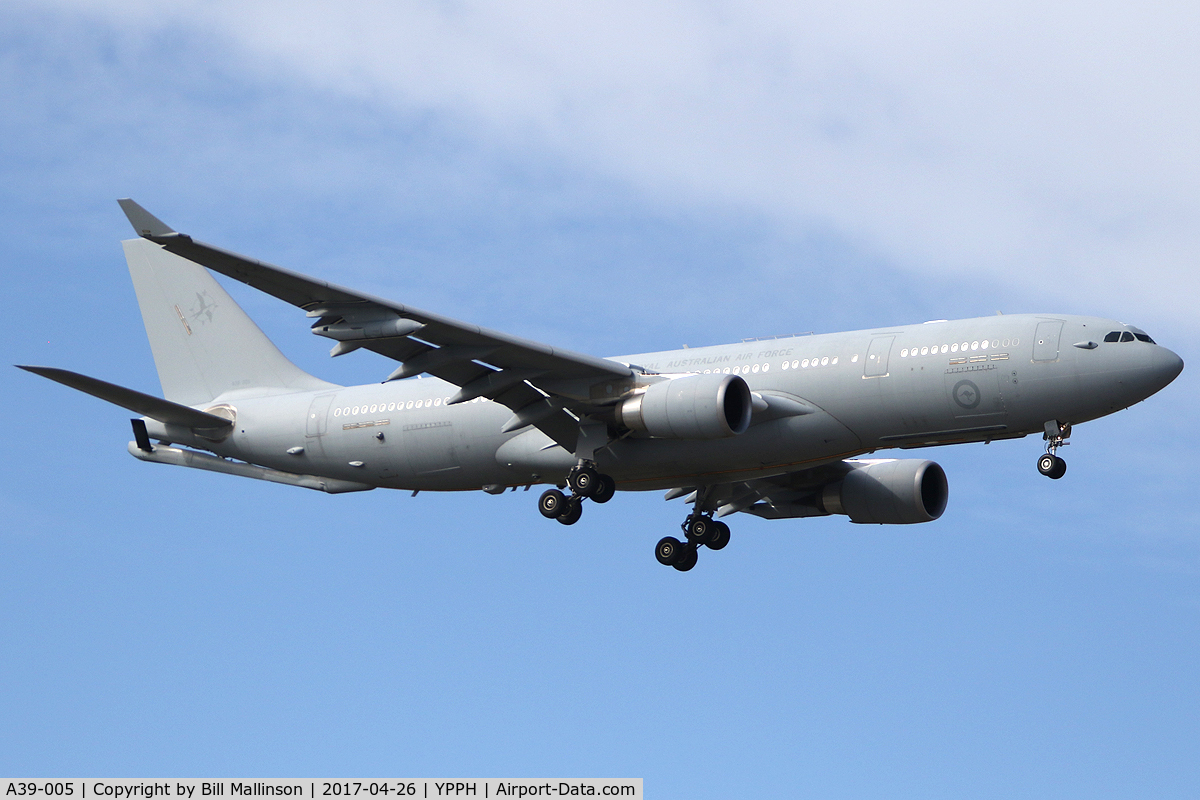 A39-005, 2010 Airbus A330-203/MRTT C/N 1183, after refuelling some F18s