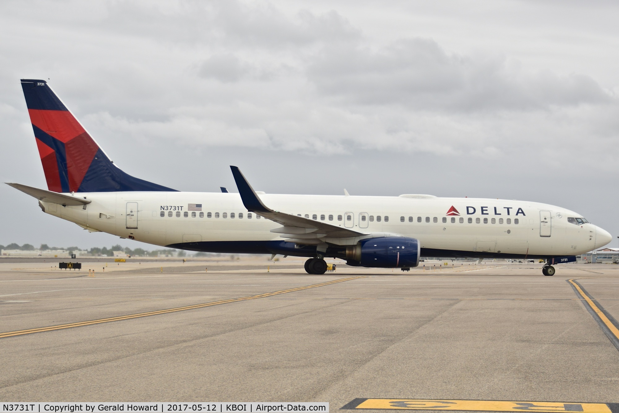 N3731T, 2000 Boeing 737-832 C/N 30775, Taxiing onto the ramp.