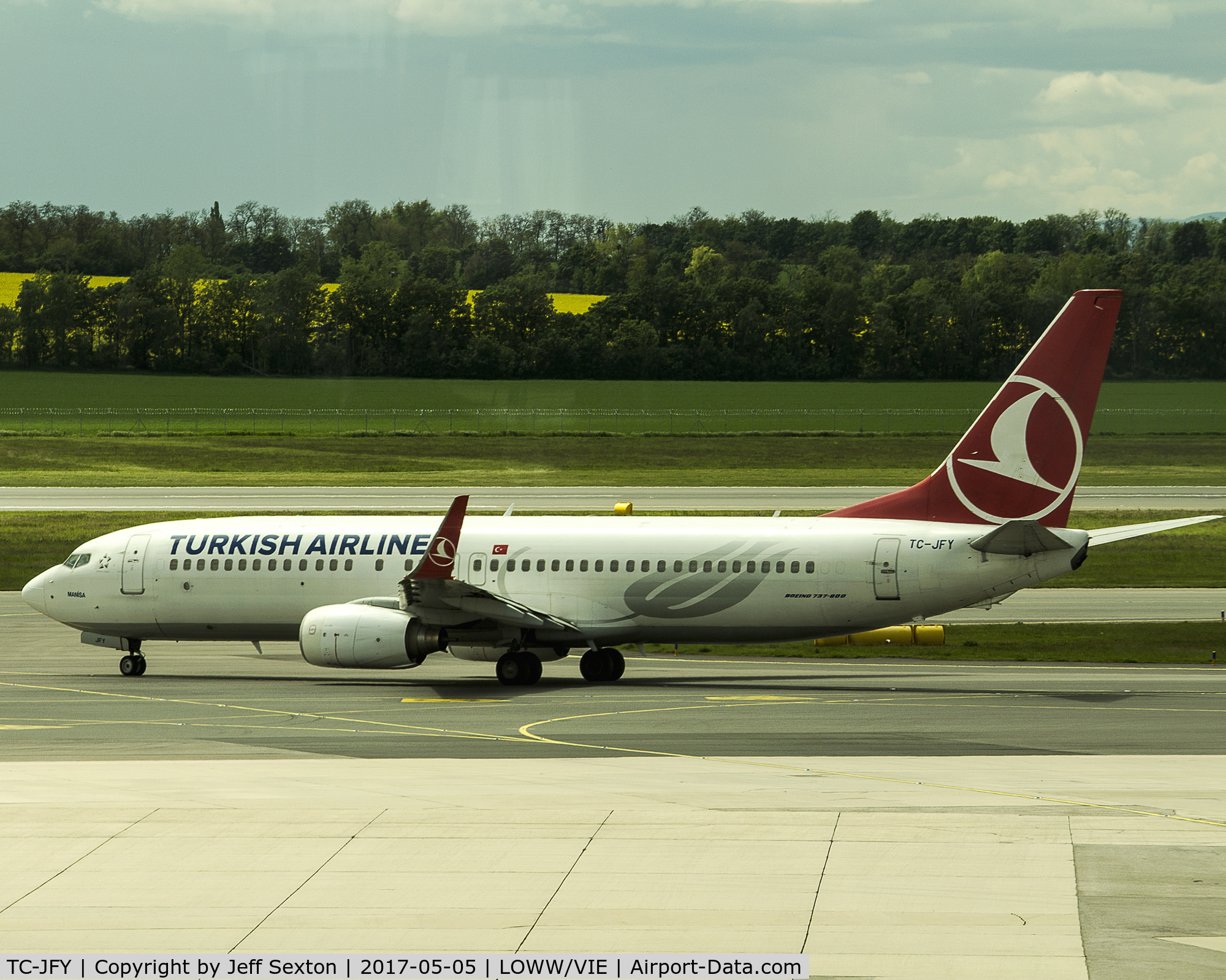 TC-JFY, 2000 Boeing 737-8F2 C/N 29783/497, Taxiing at Wien