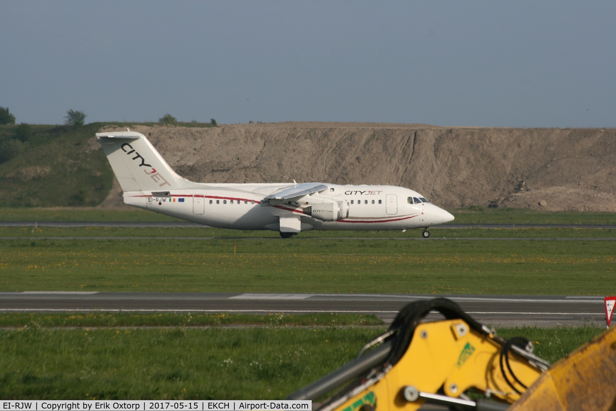 EI-RJW, 2000 British Aerospace Avro 146-RJ85A C/N E2371, EI-RJW taxing for take off for a CPH-AAL flight for SAS.