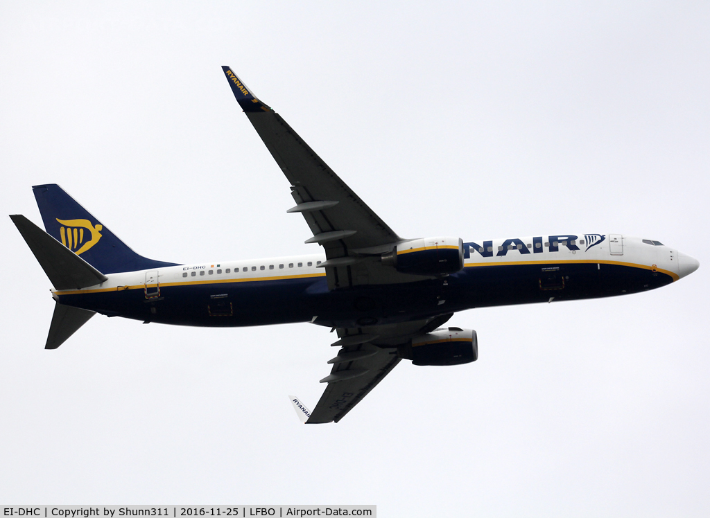 EI-DHC, 2005 Boeing 737-8AS C/N 33573, Climbing after take off from rwy 32R
