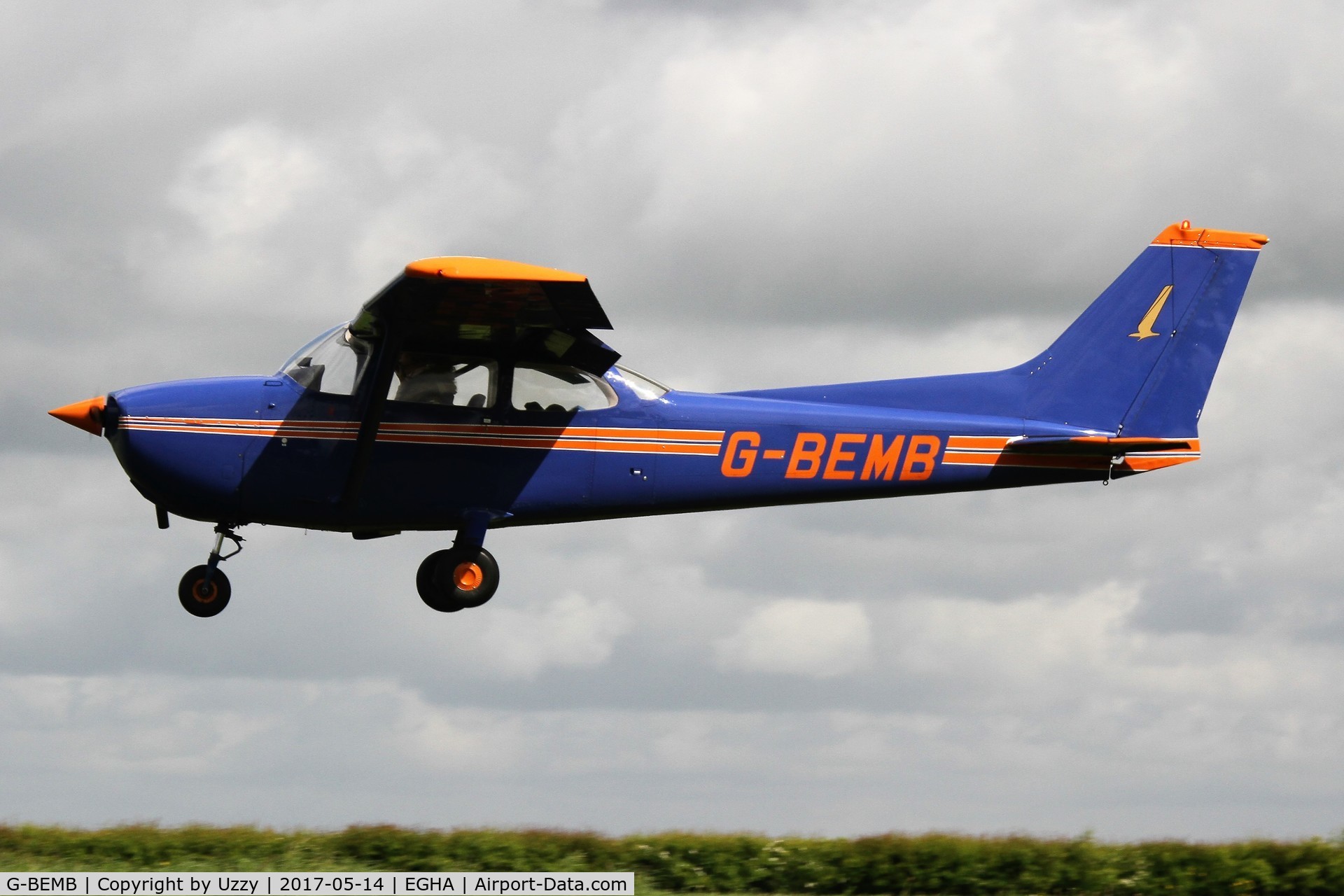 G-BEMB, 1976 Reims F172M ll Skyhawk C/N 1487, Arriving for a Pooleys Flyin
