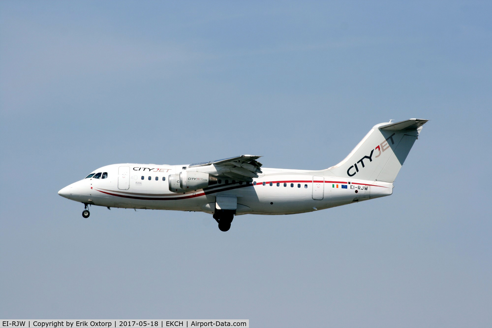 EI-RJW, 2000 British Aerospace Avro 146-RJ85A C/N E2371, EI-RJW landing rw 22L
