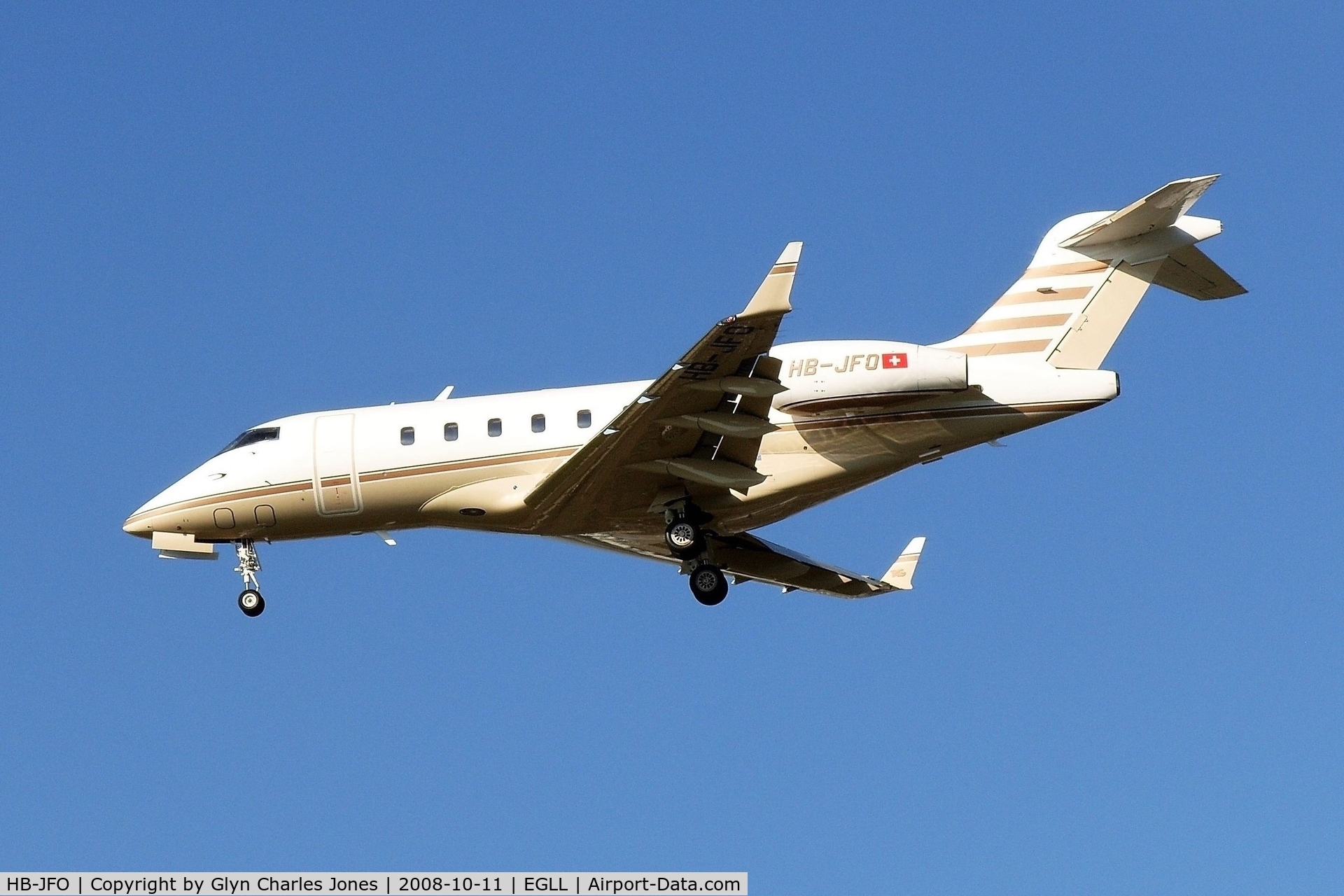 HB-JFO, 2006 Bombardier Challenger 300 (BD-100-1A10) C/N 20137, On finals to runway 27L. Previously N301TG and C-FLDO. Owned by TAG Aviation SA.