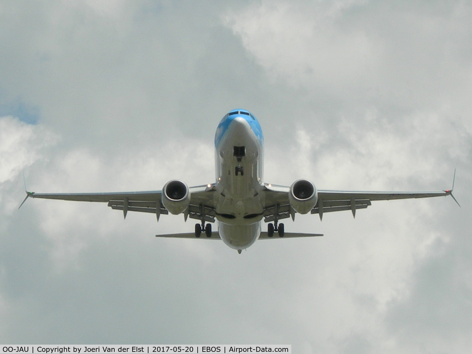 OO-JAU, 2013 Boeing 737-8K5 C/N 37250, Moments before touchdown rwy 26