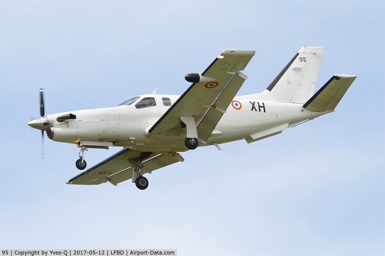 95, Socata TBM-700A C/N 95, Socata TBM-700A, On final rwy 23, Bordeaux-Mérignac airport (LFBD-BOD)